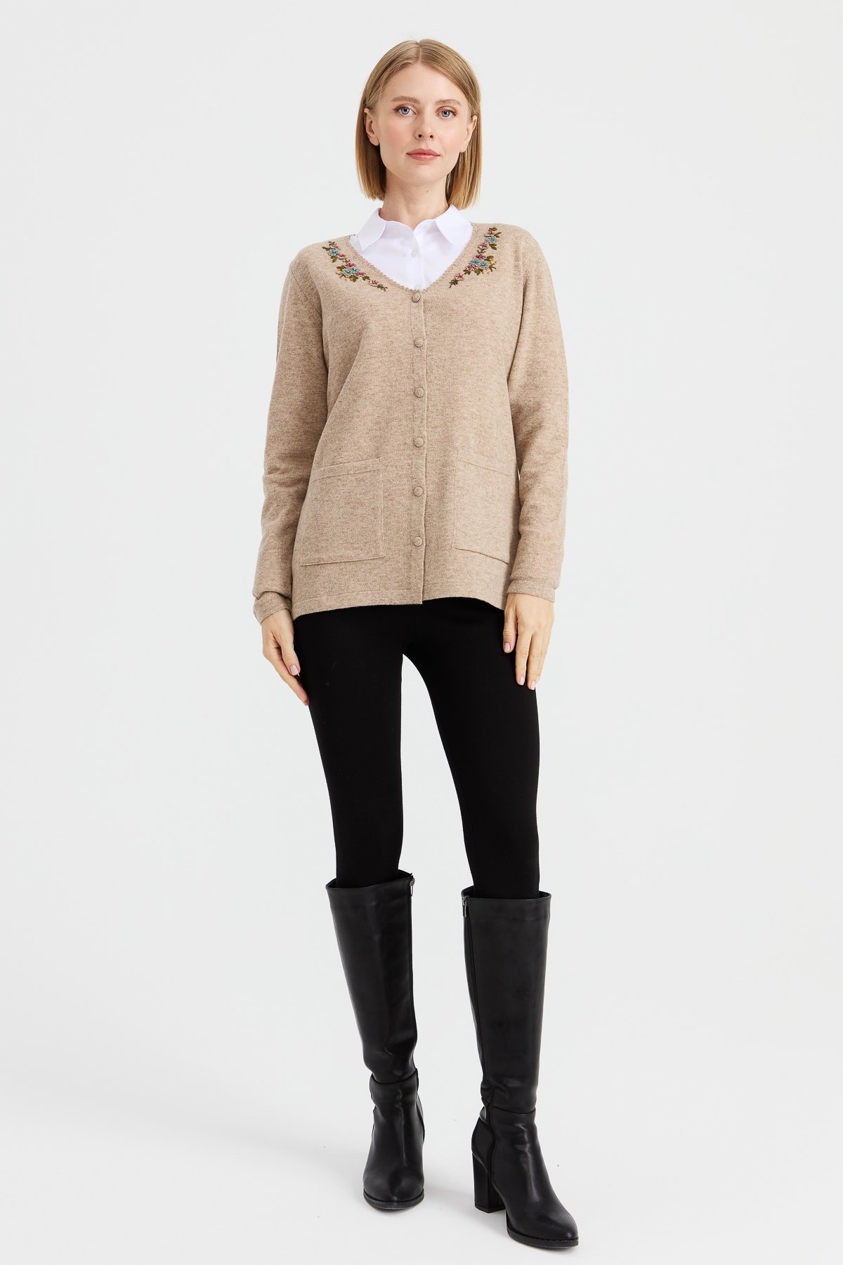 23004Kadın V Yaka Kenarı Dantel İşlemeli Yün Ceket K.Bej