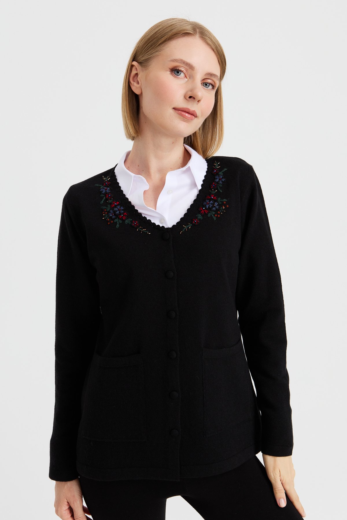 23004Kadın V Yaka Kenarı Dantel İşlemeli Yün Ceket Siyah