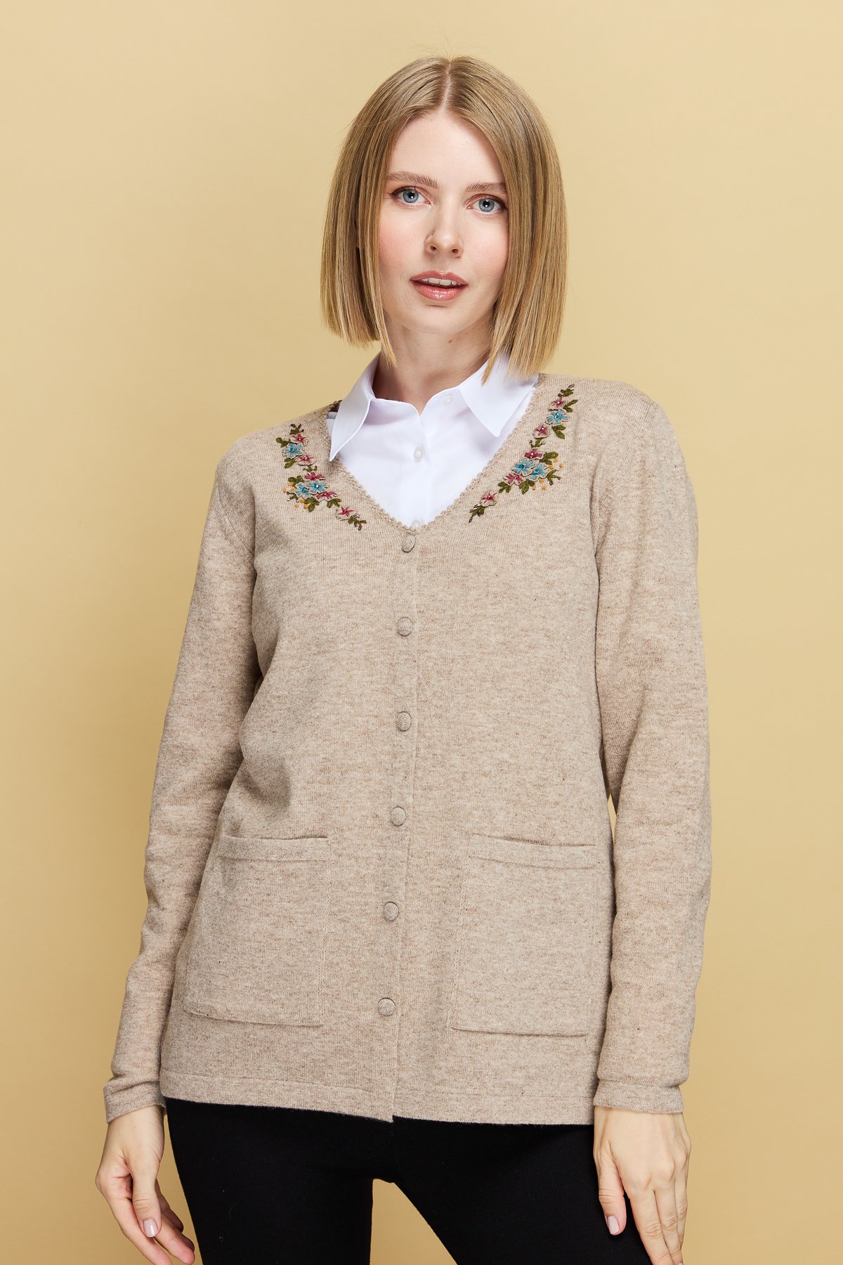 23004Kadın V Yaka Kenarı Dantel İşlemeli Yün Ceket K.Bej