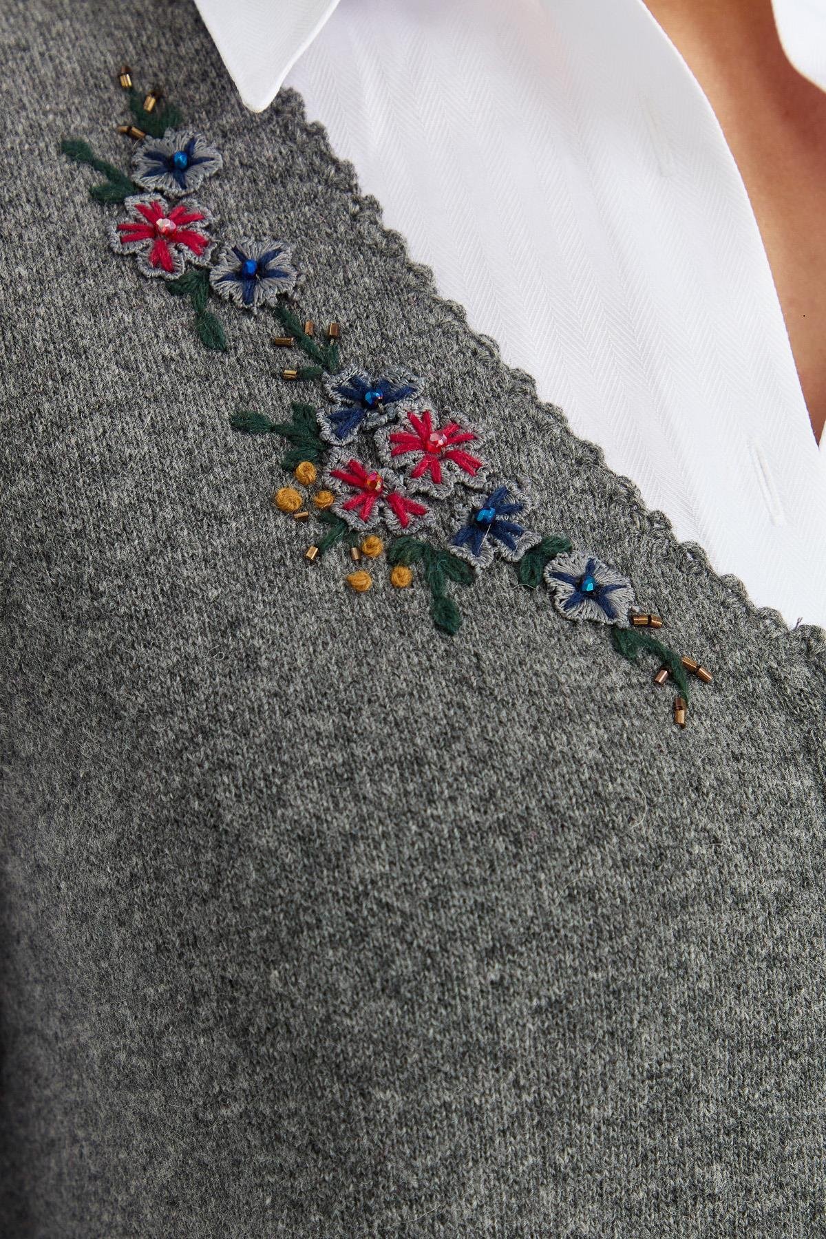 23001Kadın V Yaka Kenarı Dantel İşlemeli Yün Yelek Füme