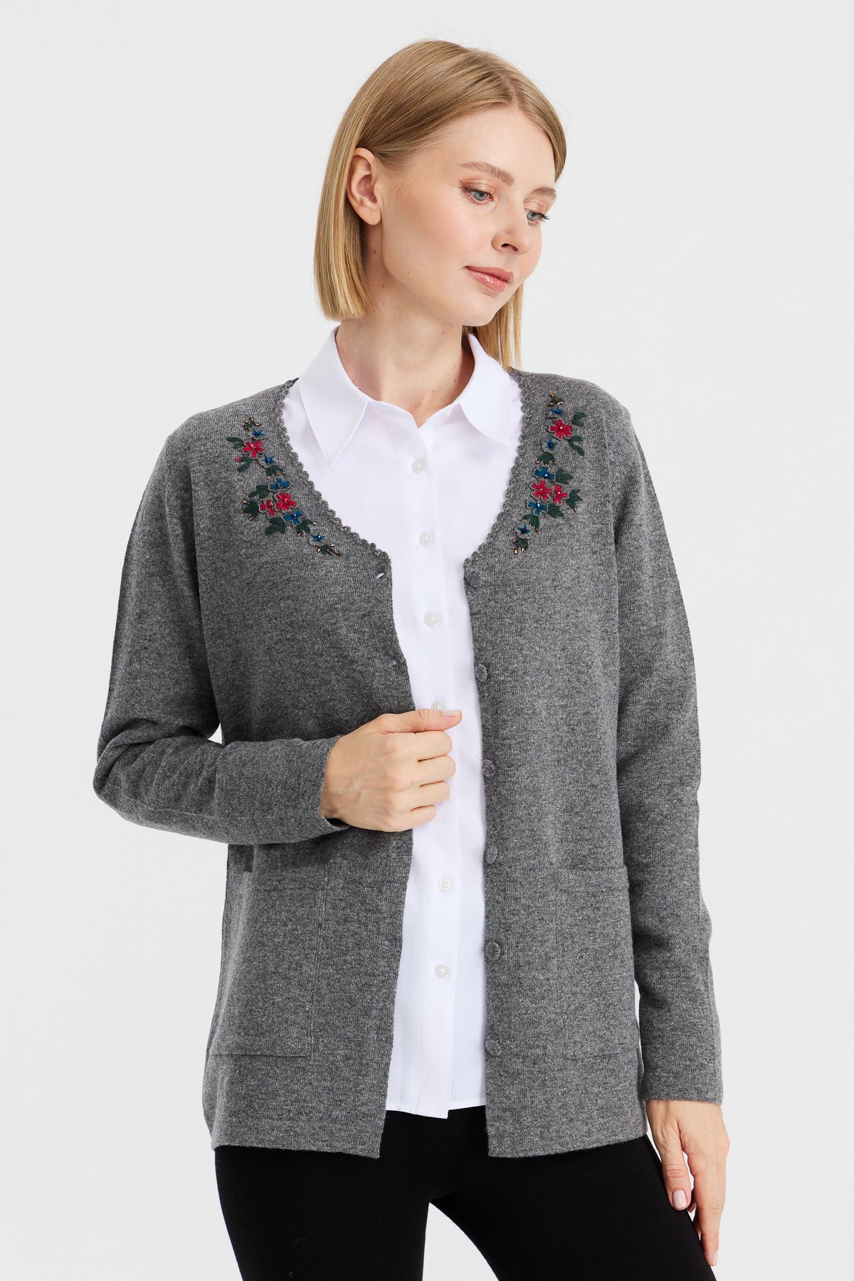 23004Kadın V Yaka Kenarı Dantel İşlemeli Yün Ceket Füme