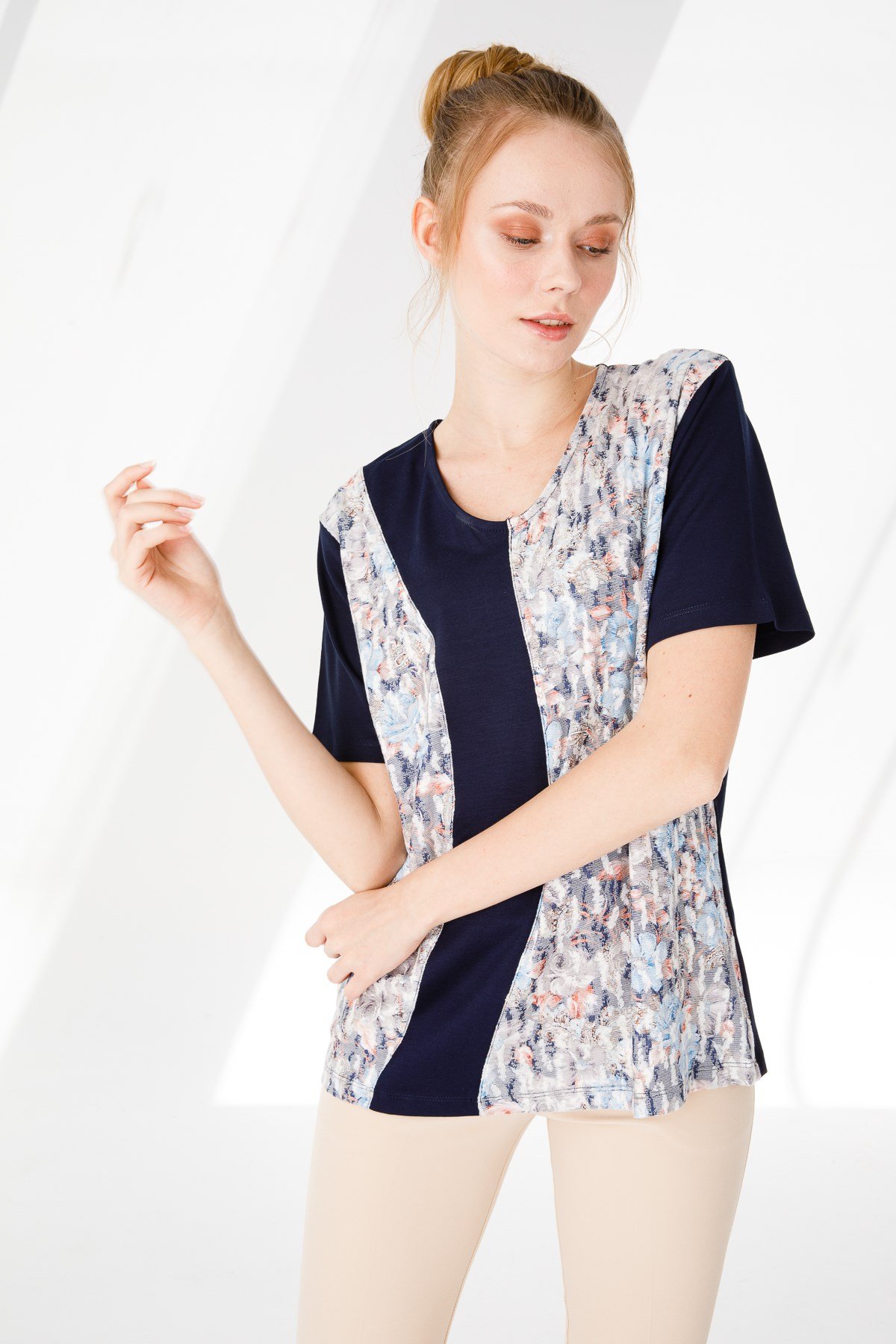 KADIN V YAKA KISA KOL ÇİÇEK BASKILI PENYE BLUZ LACİVERT