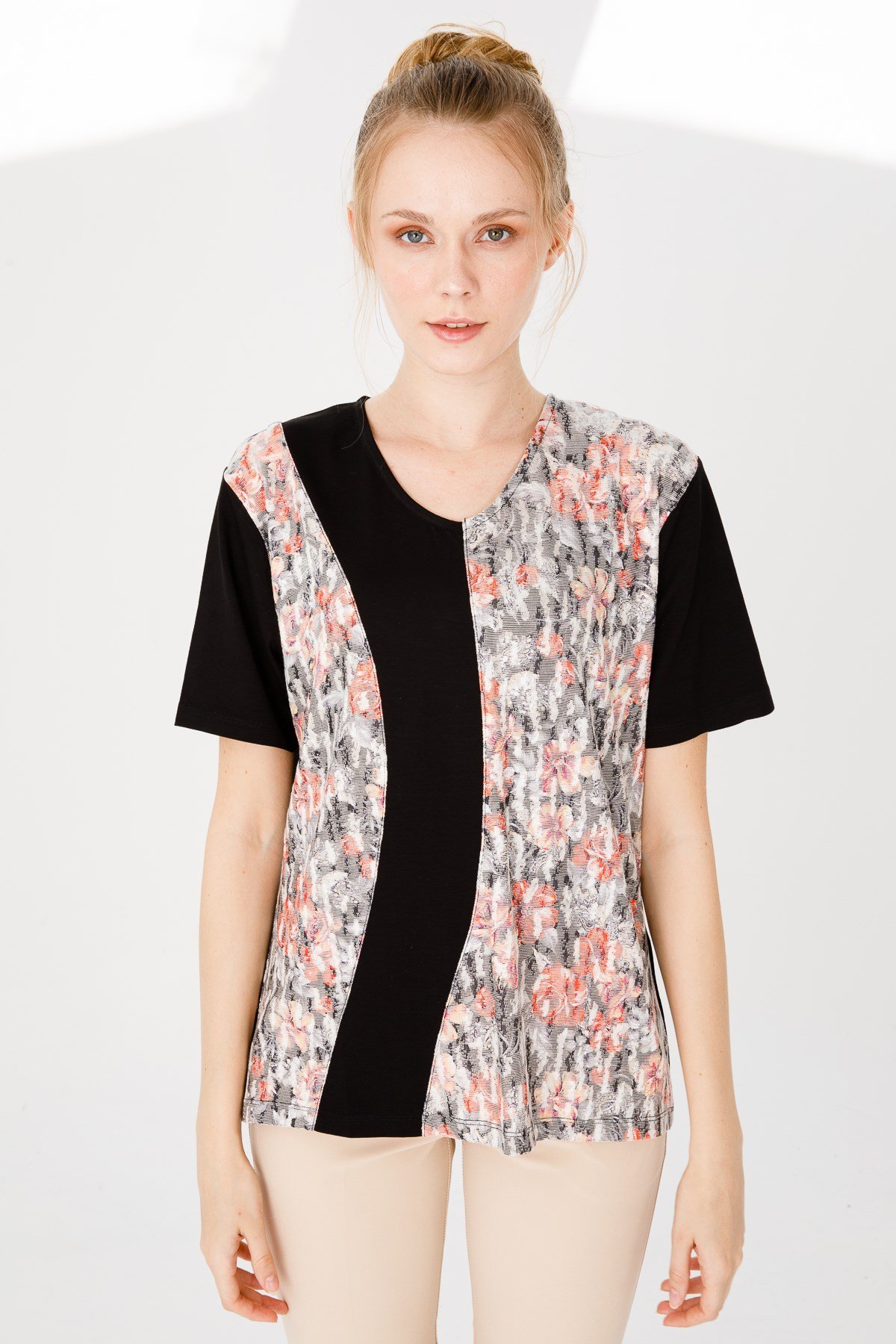 KADIN V YAKA KISA KOL ÇİÇEK BASKILI PENYE BLUZ SİYAH