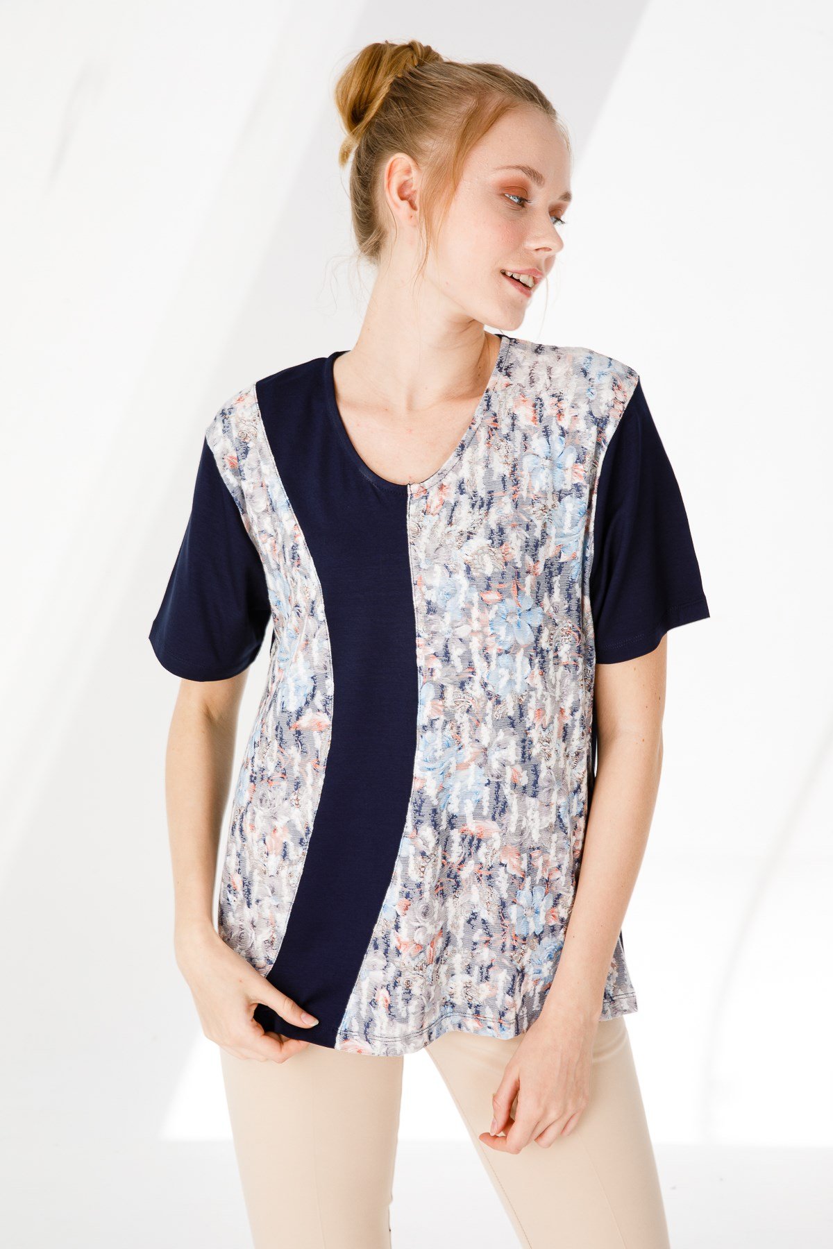 KADIN V YAKA KISA KOL ÇİÇEK BASKILI PENYE BLUZ LACİVERT