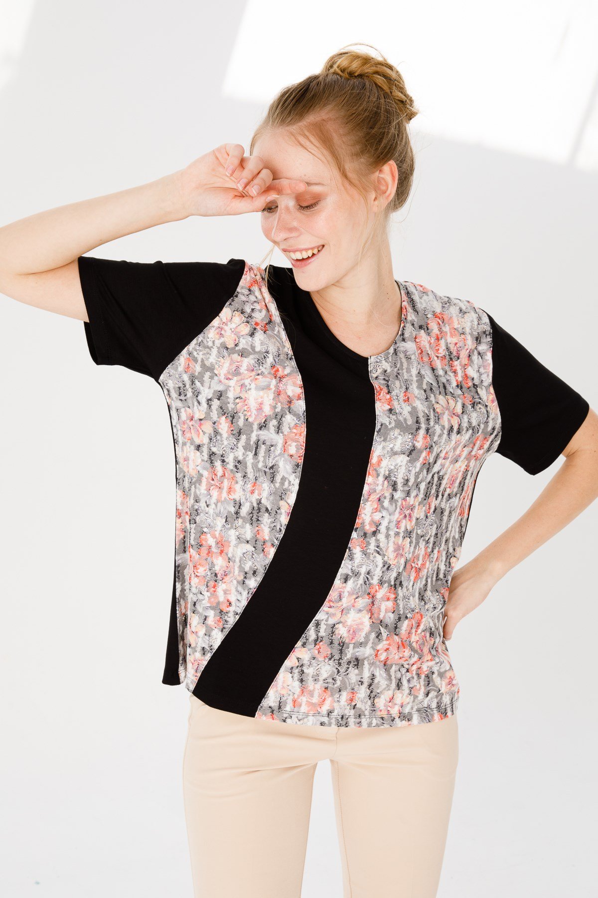 KADIN V YAKA KISA KOL ÇİÇEK BASKILI PENYE BLUZ SİYAH