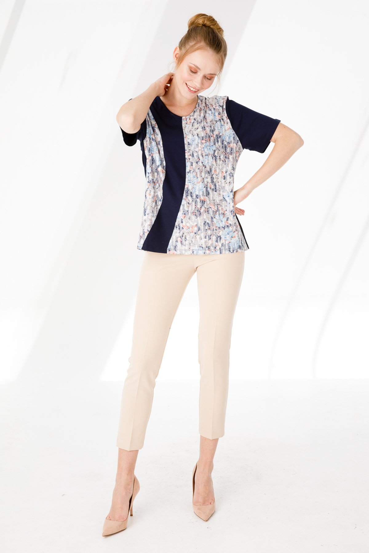 KADIN V YAKA KISA KOL ÇİÇEK BASKILI PENYE BLUZ LACİVERT