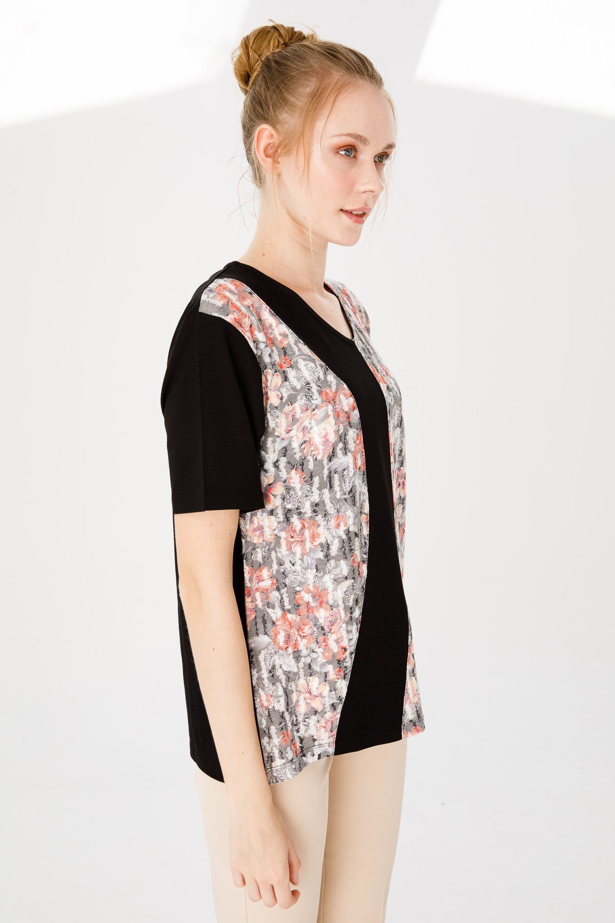 KADIN V YAKA KISA KOL ÇİÇEK BASKILI PENYE BLUZ SİYAH