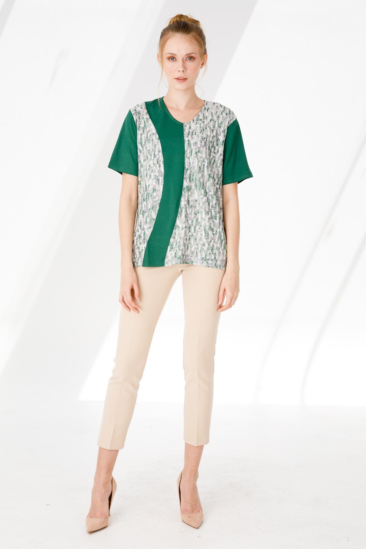 KADIN V YAKA KISA KOL ÇİÇEK BASKILI PENYE BLUZ K.YEŞİL