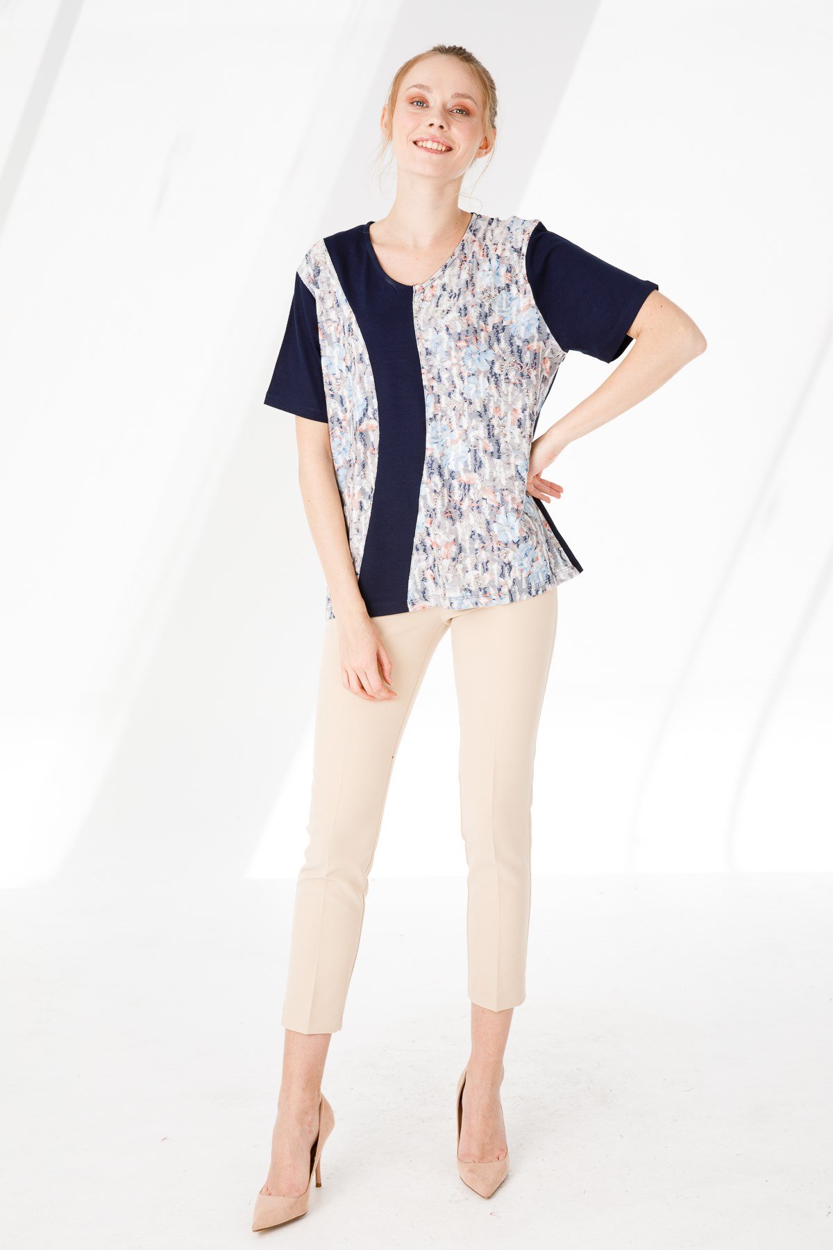 KADIN V YAKA KISA KOL ÇİÇEK BASKILI PENYE BLUZ LACİVERT