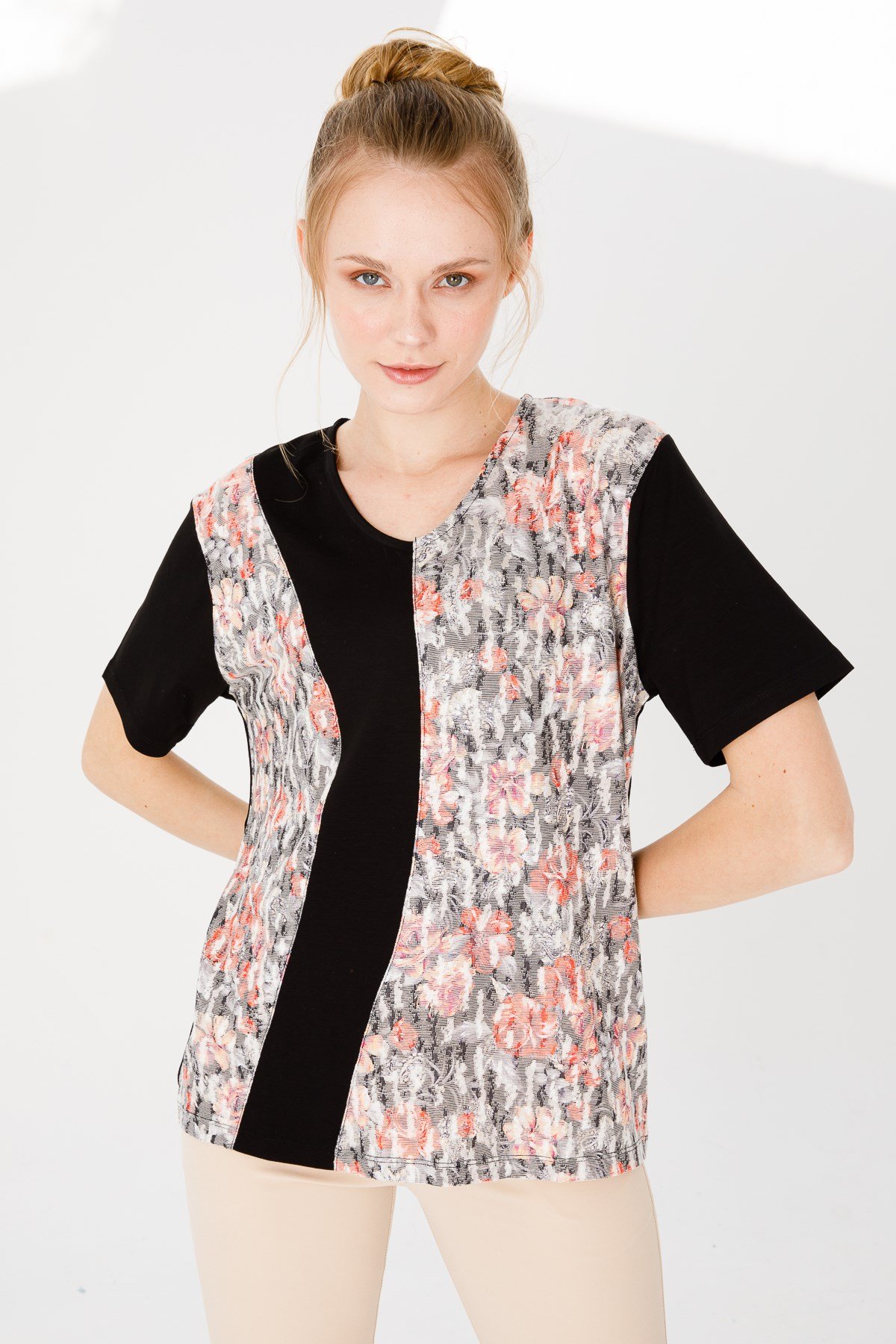 KADIN V YAKA KISA KOL ÇİÇEK BASKILI PENYE BLUZ SİYAH