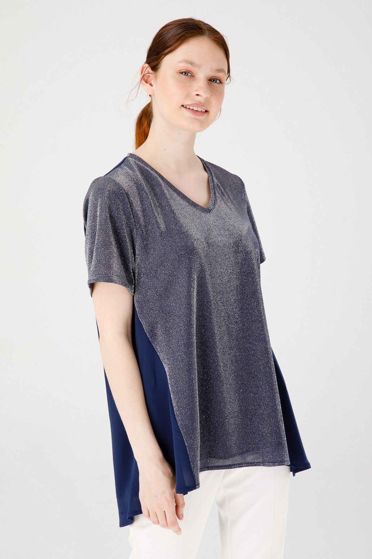 KADIN V YAKA KISA KOL ŞİFONLU PARLAK KUMAŞ TUNİK LACİVERT