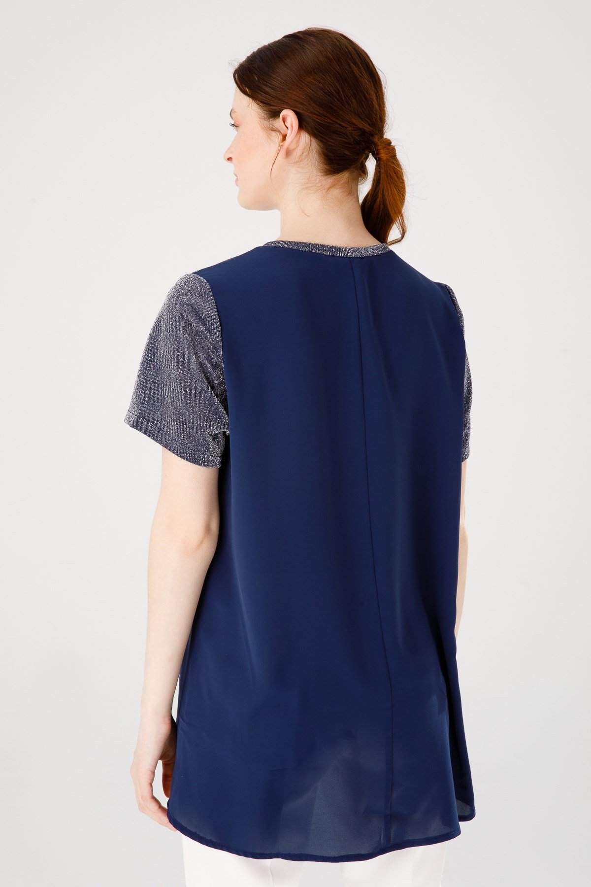 KADIN V YAKA KISA KOL ŞİFONLU PARLAK KUMAŞ TUNİK LACİVERT