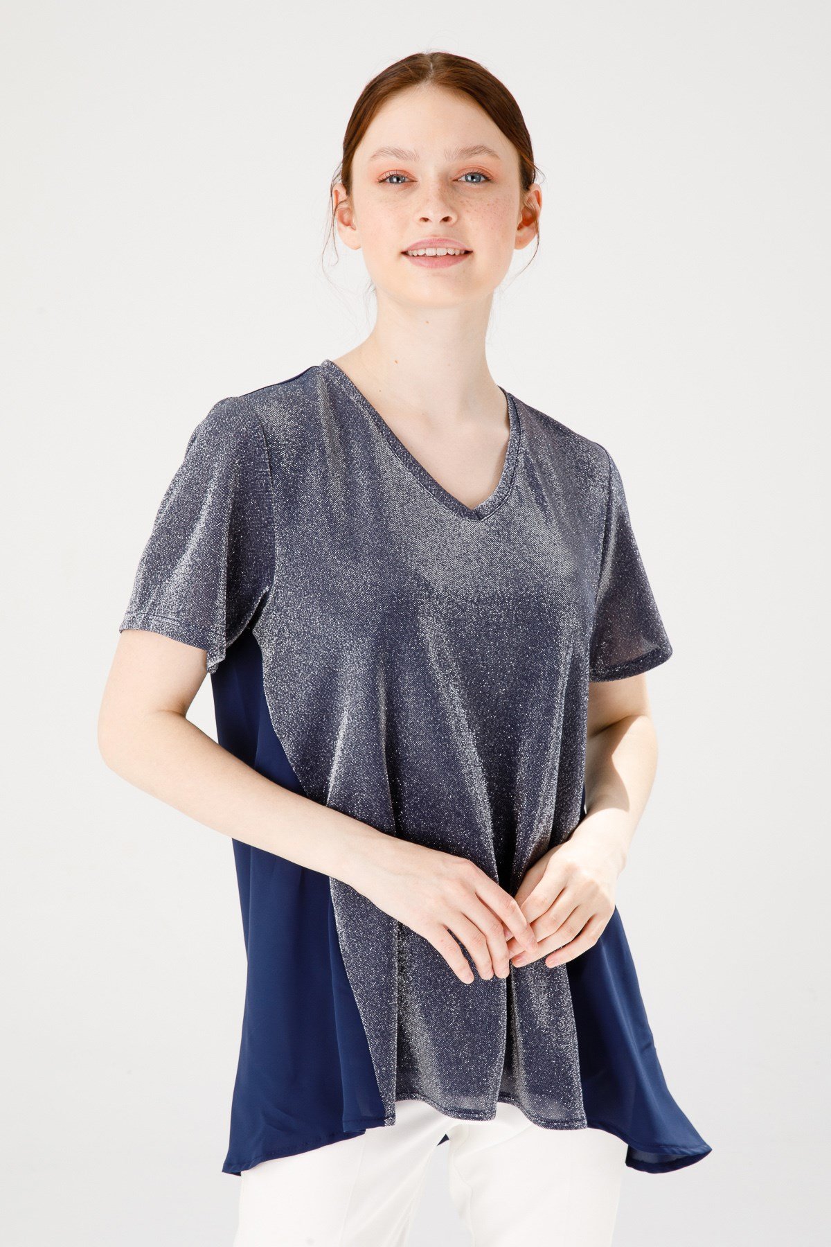 KADIN V YAKA KISA KOL ŞİFONLU PARLAK KUMAŞ TUNİK LACİVERT