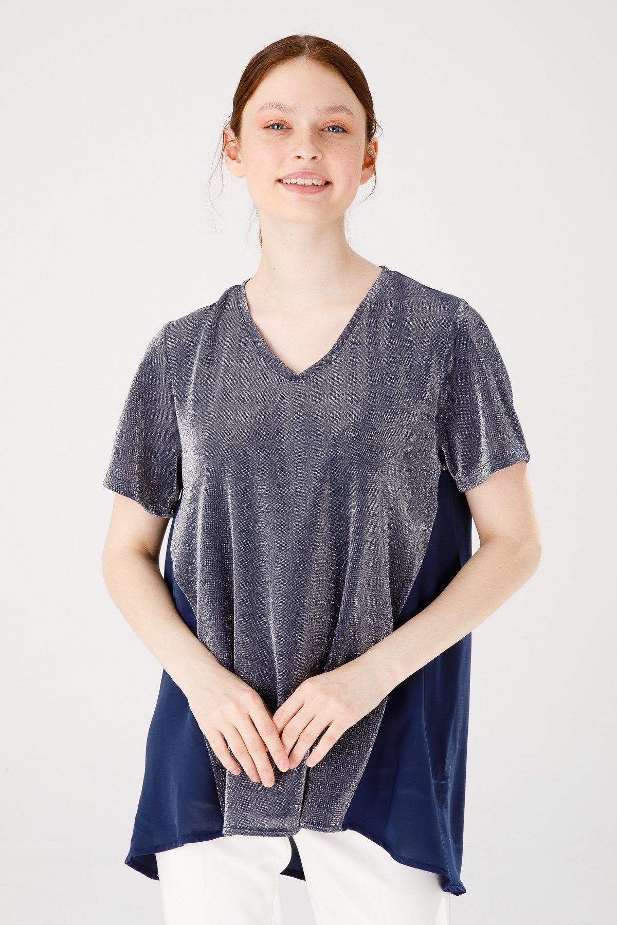 KADIN V YAKA KISA KOL ŞİFONLU PARLAK KUMAŞ TUNİK LACİVERT
