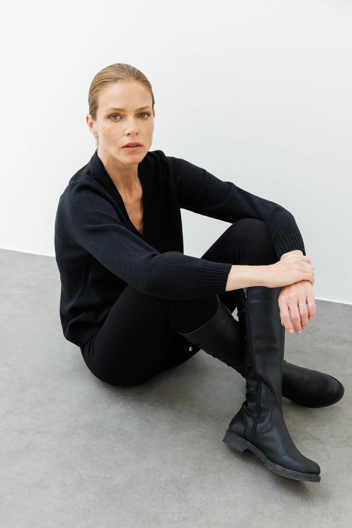 25222Kadın V Yaka Kısa Yün Hırka Siyah