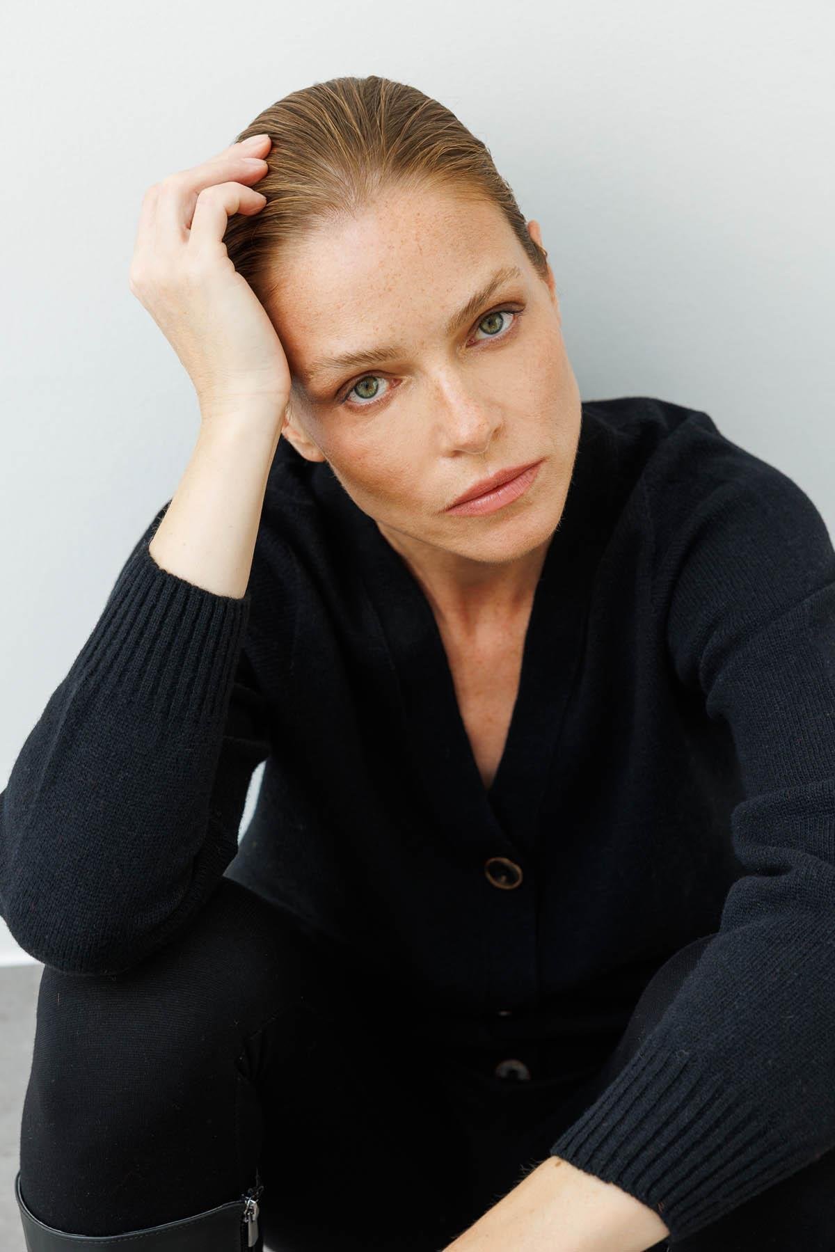 25222Kadın V Yaka Kısa Yün Hırka Siyah