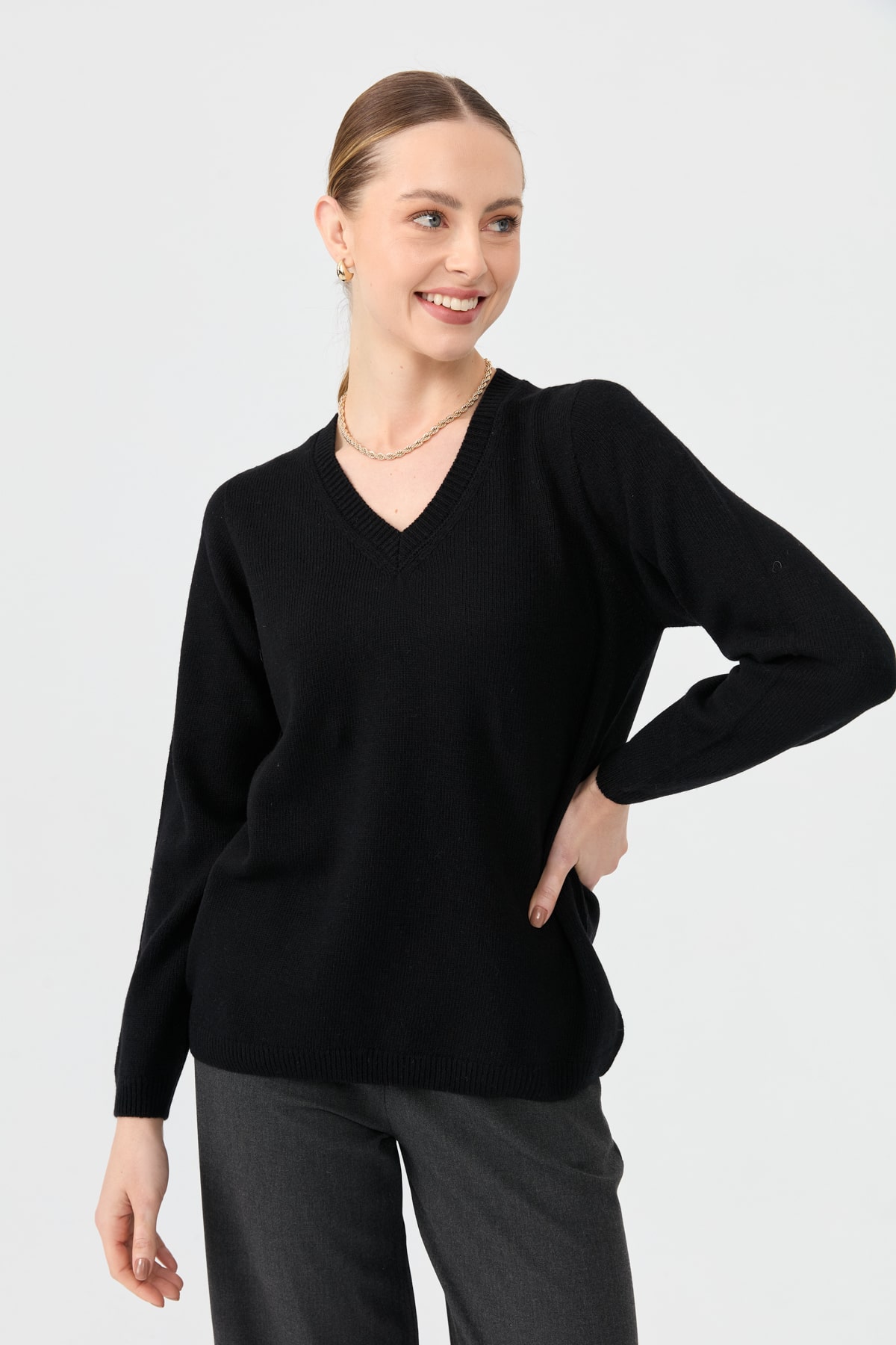 23165Kadın V Yaka Klasik Yün Kazak Siyah