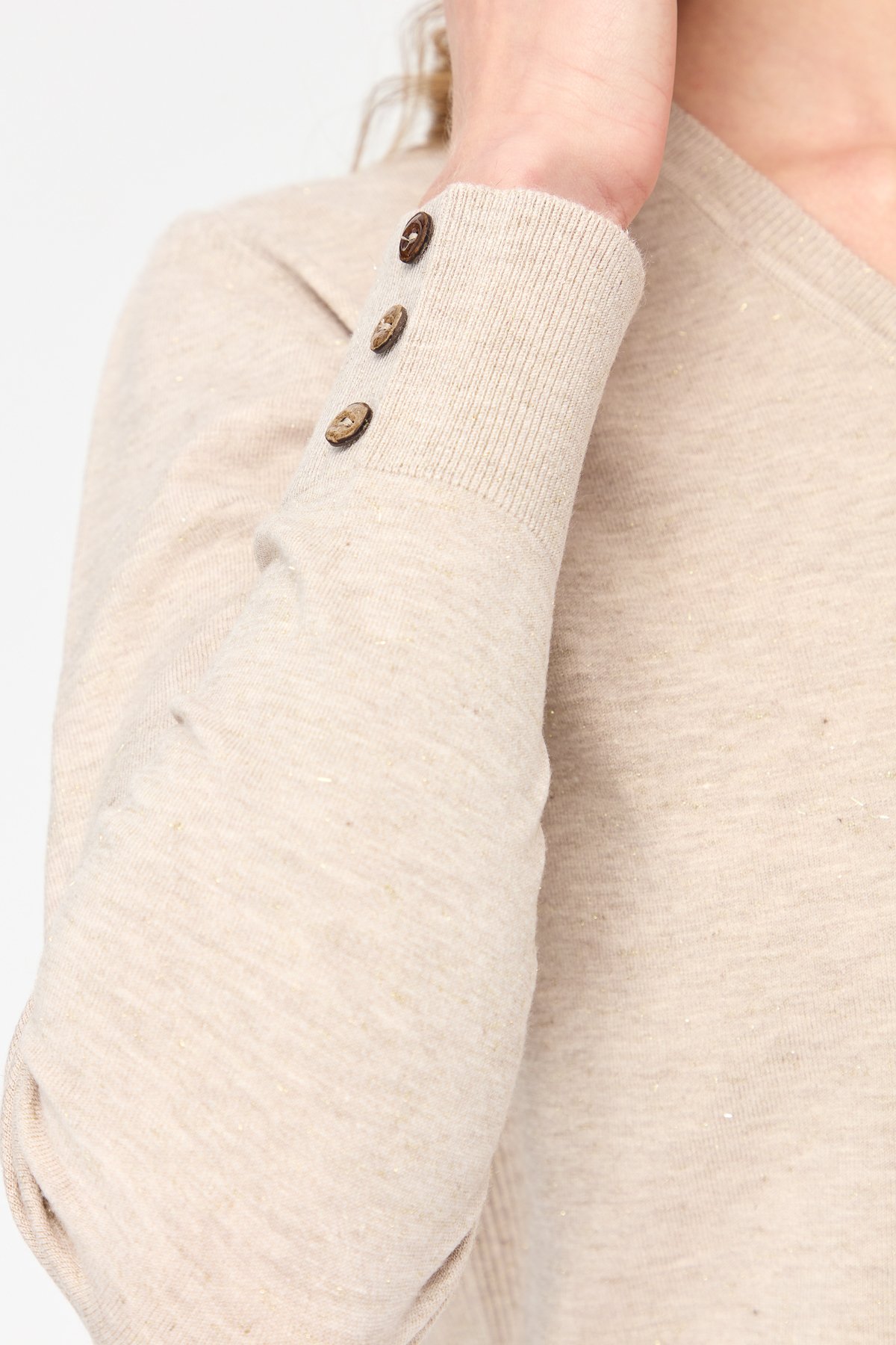 23393Kadın V Yaka Kolları Düğmeli Simli Bluz Bej