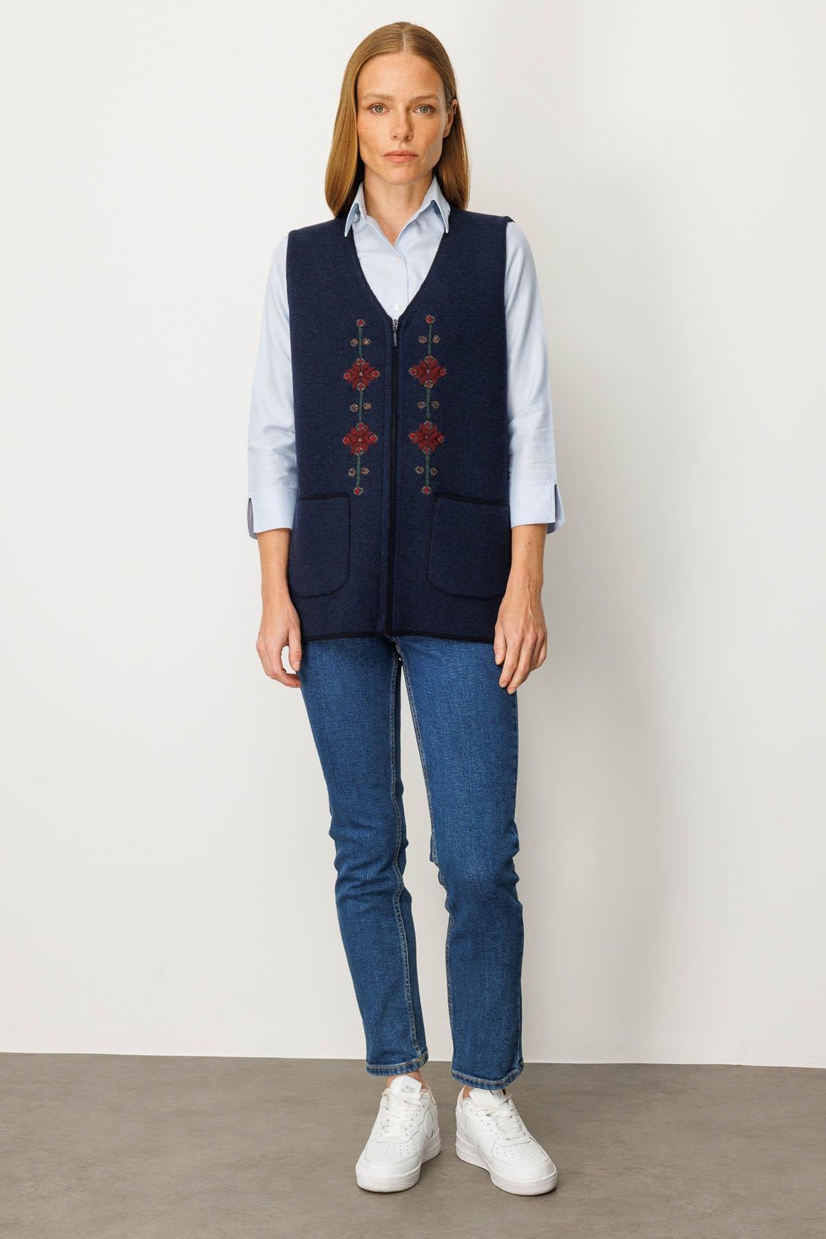 25002Kadın V Yaka Nakış İşlemeli Kısa Yün Yelek K.Lacivert