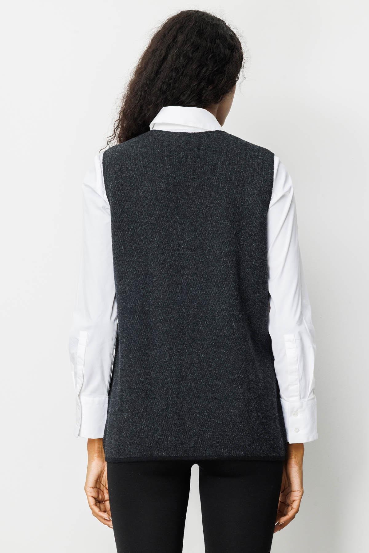 25002Kadın V Yaka Nakış İşlemeli Kısa Yün Yelek Siyah