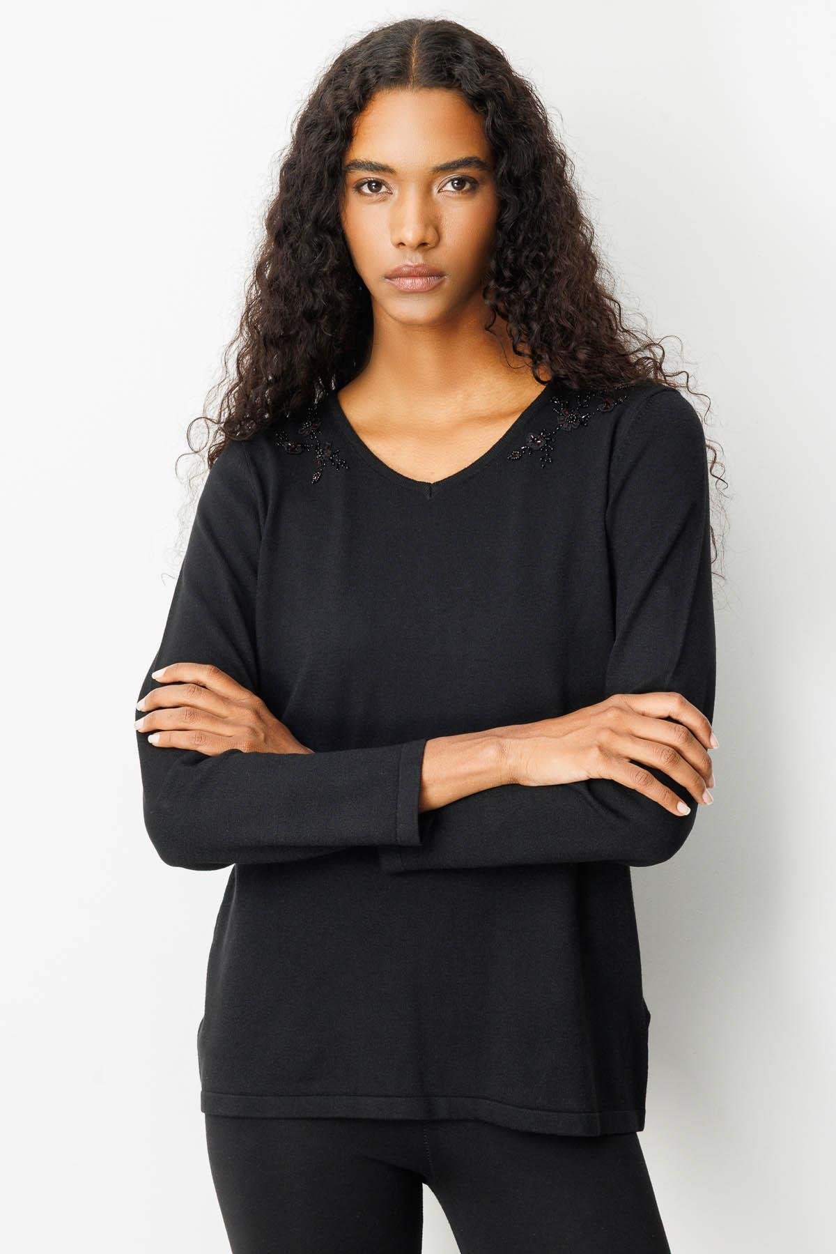 25090Kadın V Yaka Omuzları Boncuk İşlemeli Bluz Siyah
