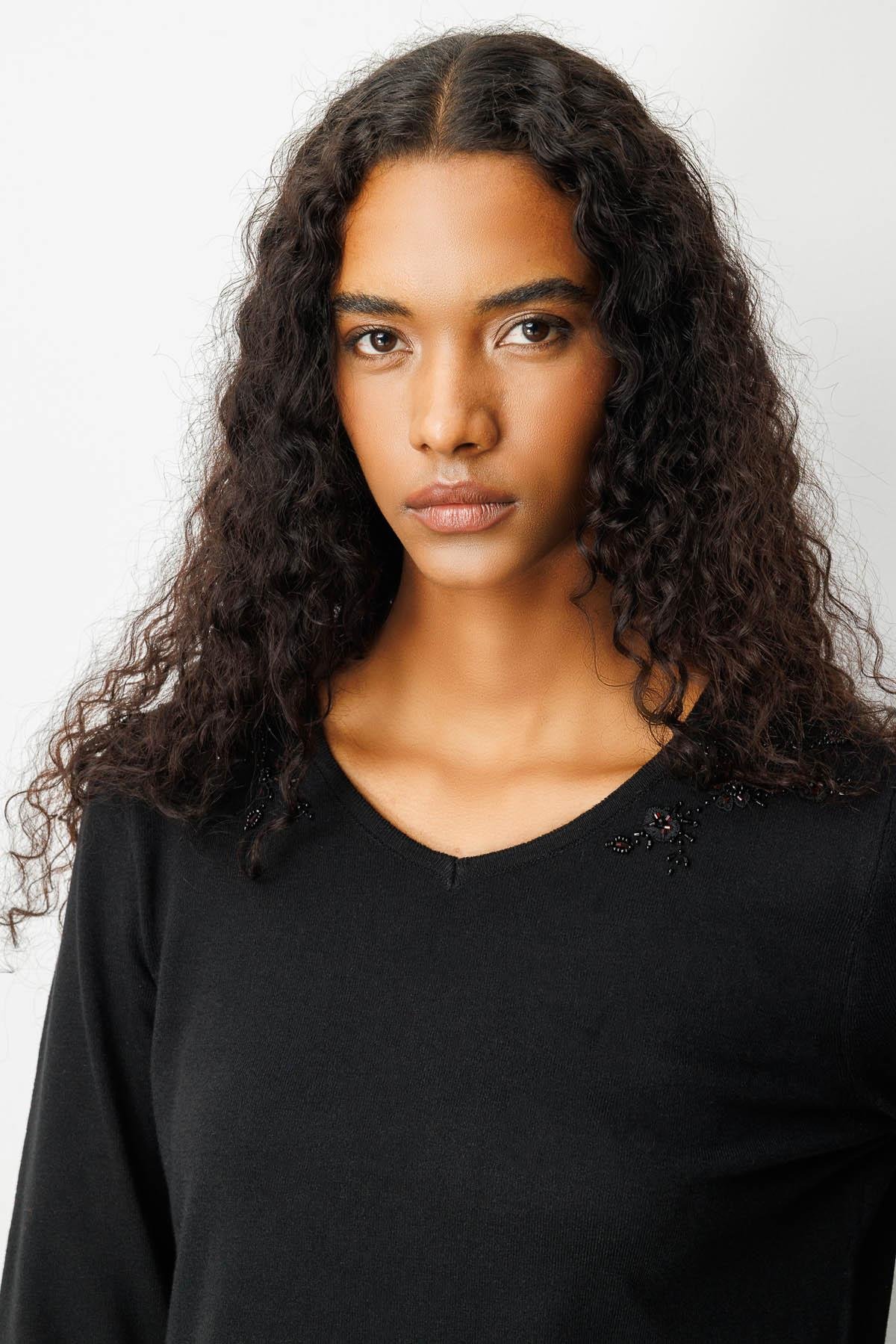 25090Kadın V Yaka Omuzları Boncuk İşlemeli Bluz Siyah