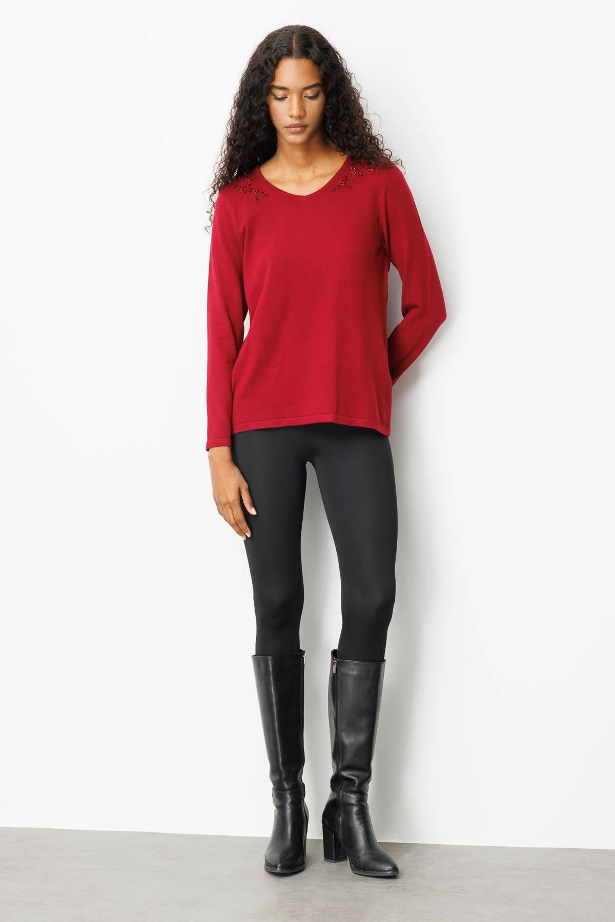 25090Kadın V Yaka Omuzları Boncuk İşlemeli Bluz Vişne