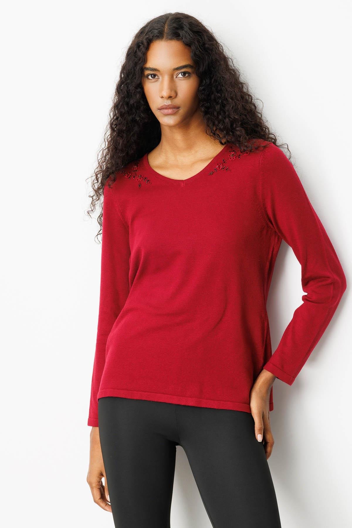 25090Kadın V Yaka Omuzları Boncuk İşlemeli Bluz Vişne