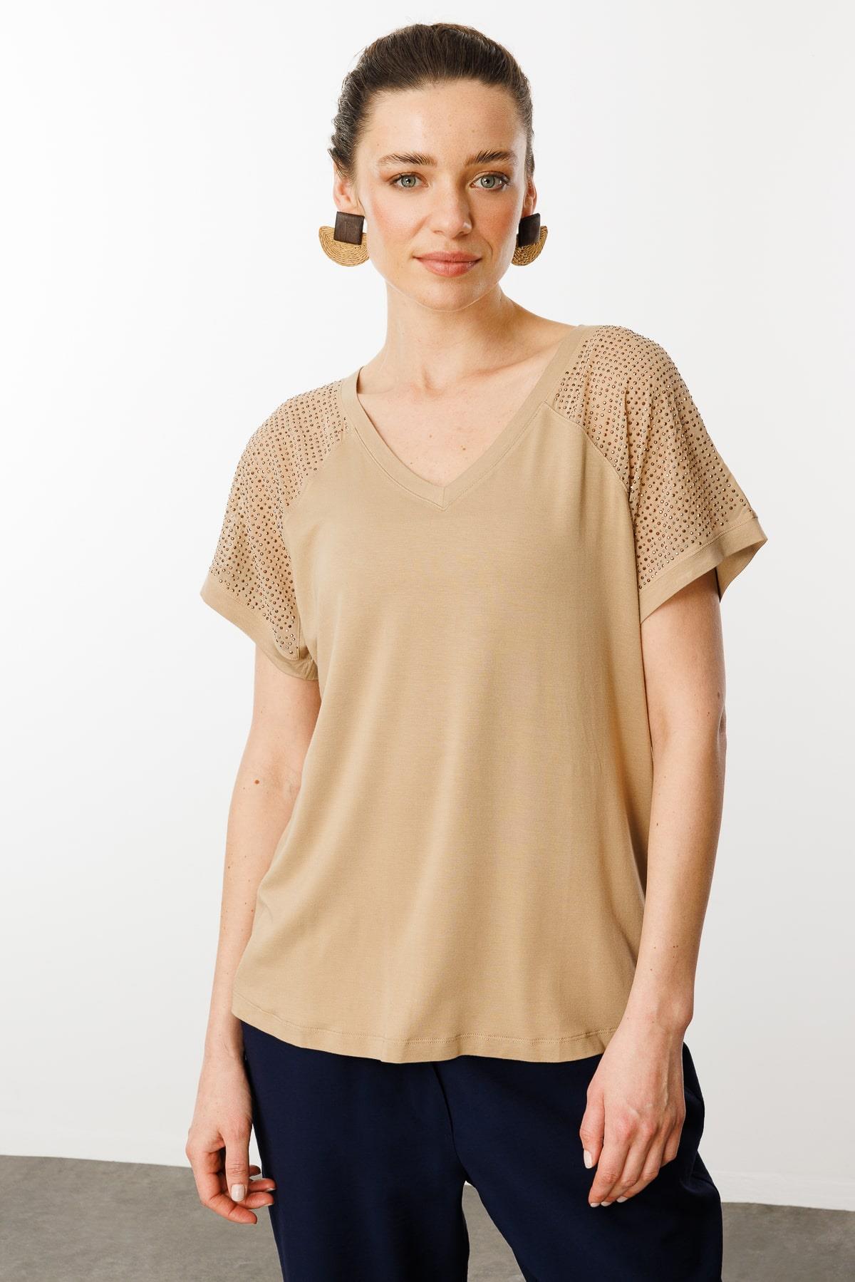 25836Kadın V Yaka Omuzları Taş Baskılı Penye T-shirt Vizon