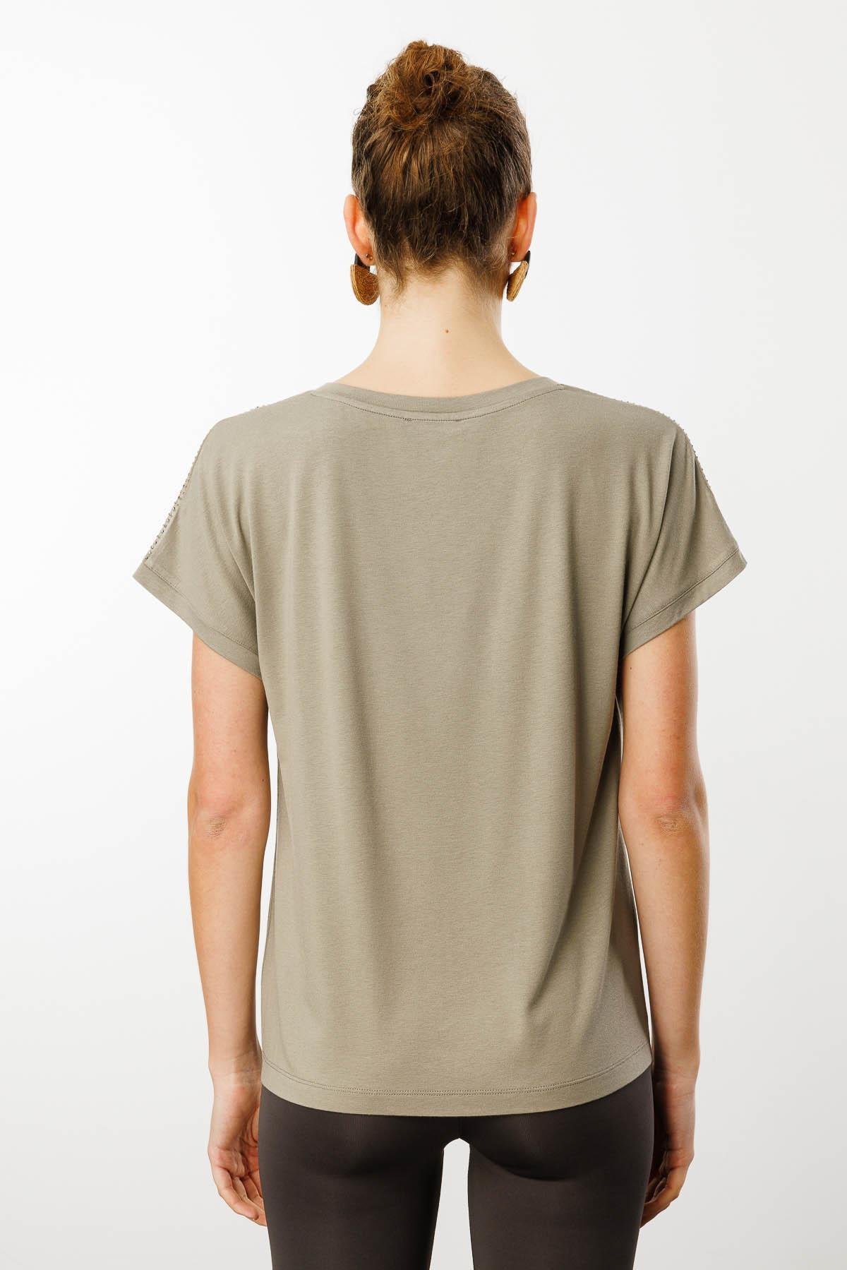 25836Kadın V Yaka Omuzları Taş Baskılı Penye T-shirt Haki