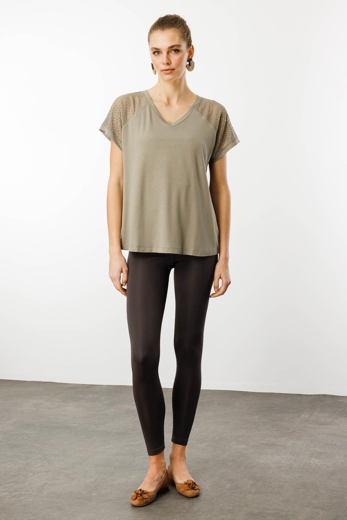 25836Kadın V Yaka Omuzları Taş Baskılı Penye T-shirt Haki