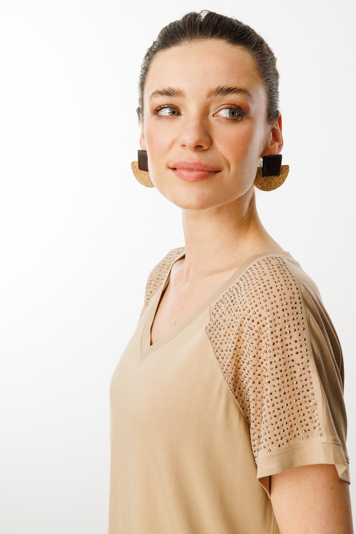 25836Kadın V Yaka Omuzları Taş Baskılı Penye T-shirt Vizon