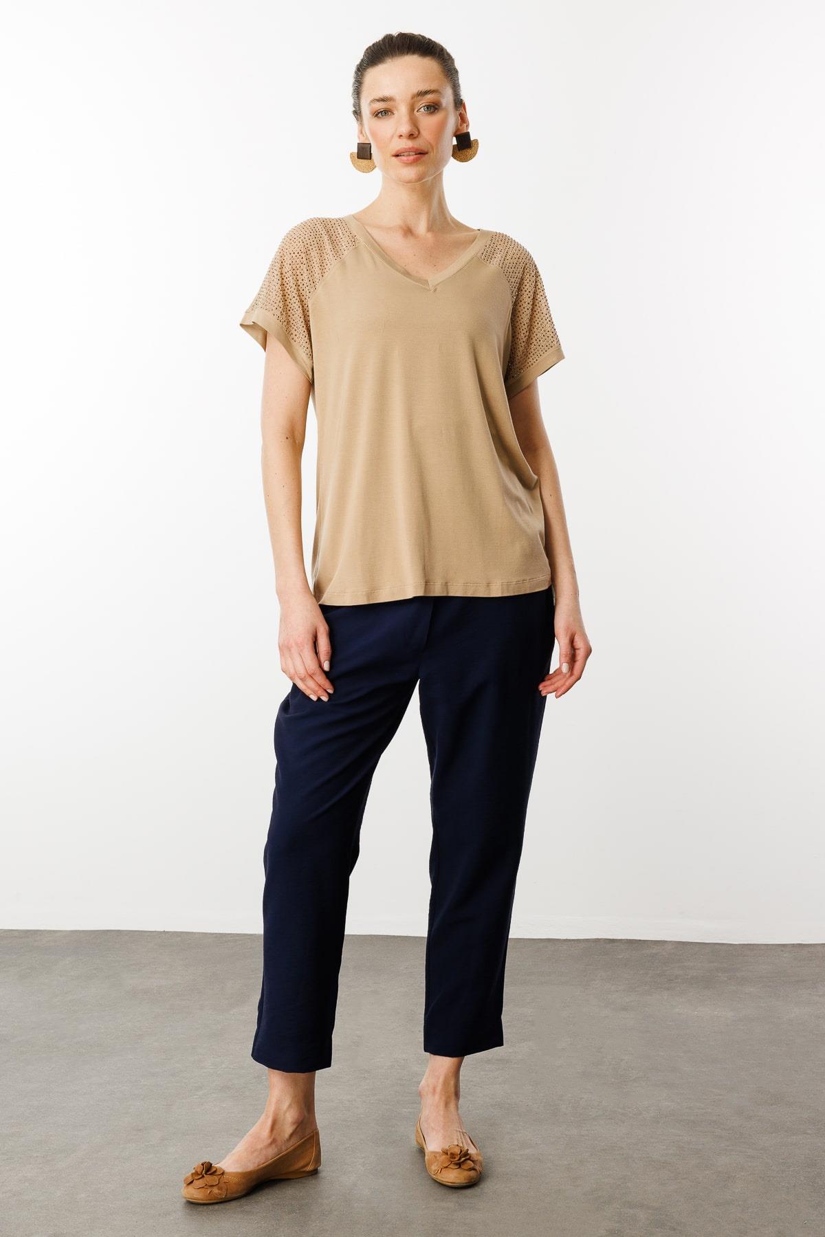 25836Kadın V Yaka Omuzları Taş Baskılı Penye T-shirt Vizon