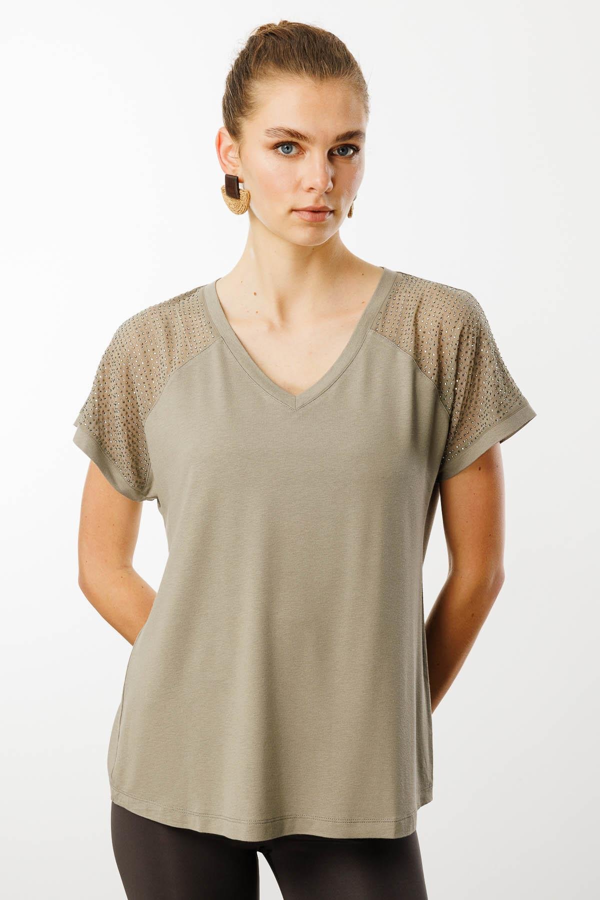 25836Kadın V Yaka Omuzları Taş Baskılı Penye T-shirt Haki