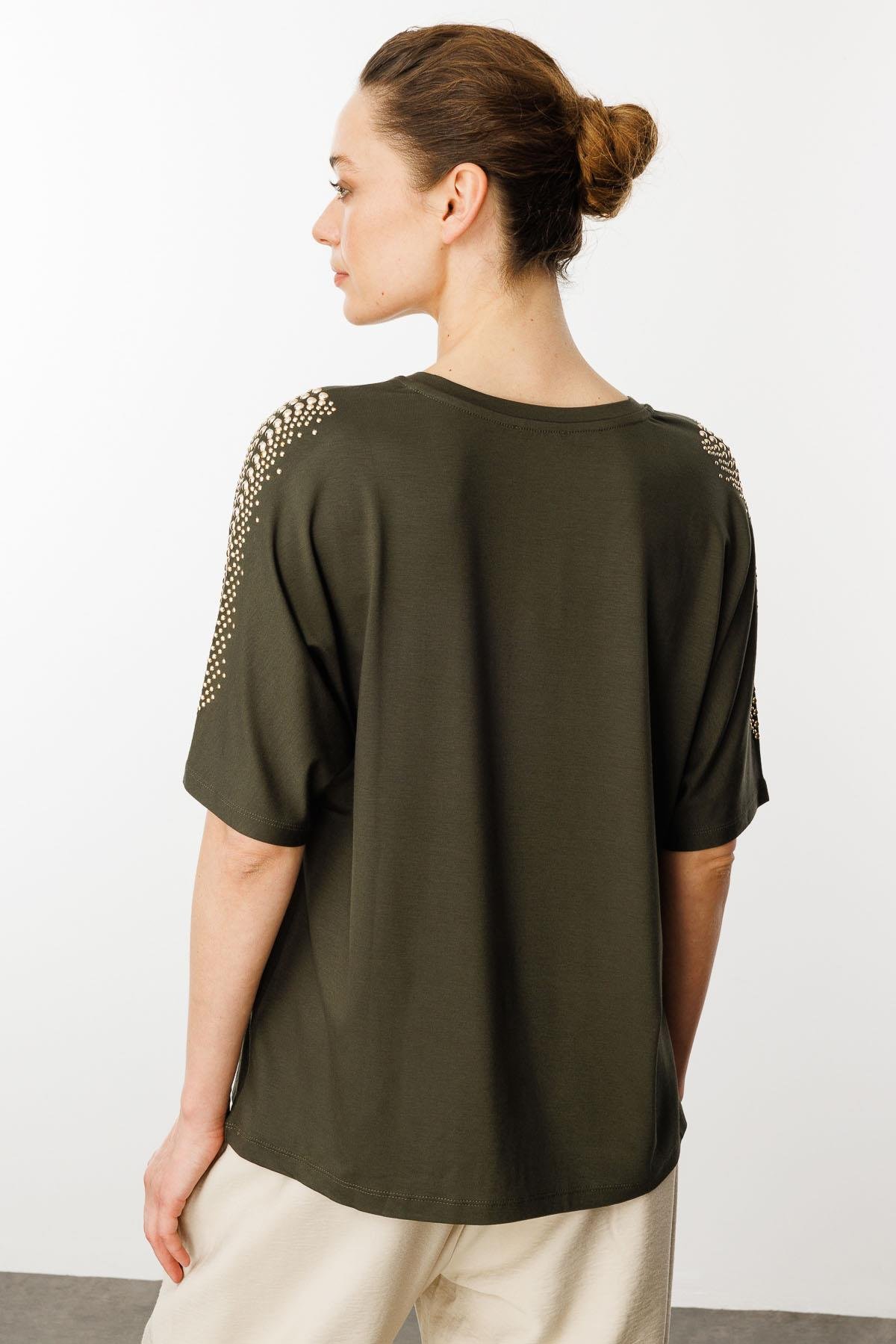 25754Kadın V Yaka Omuzları Taşlı Penye T-shirt Haki