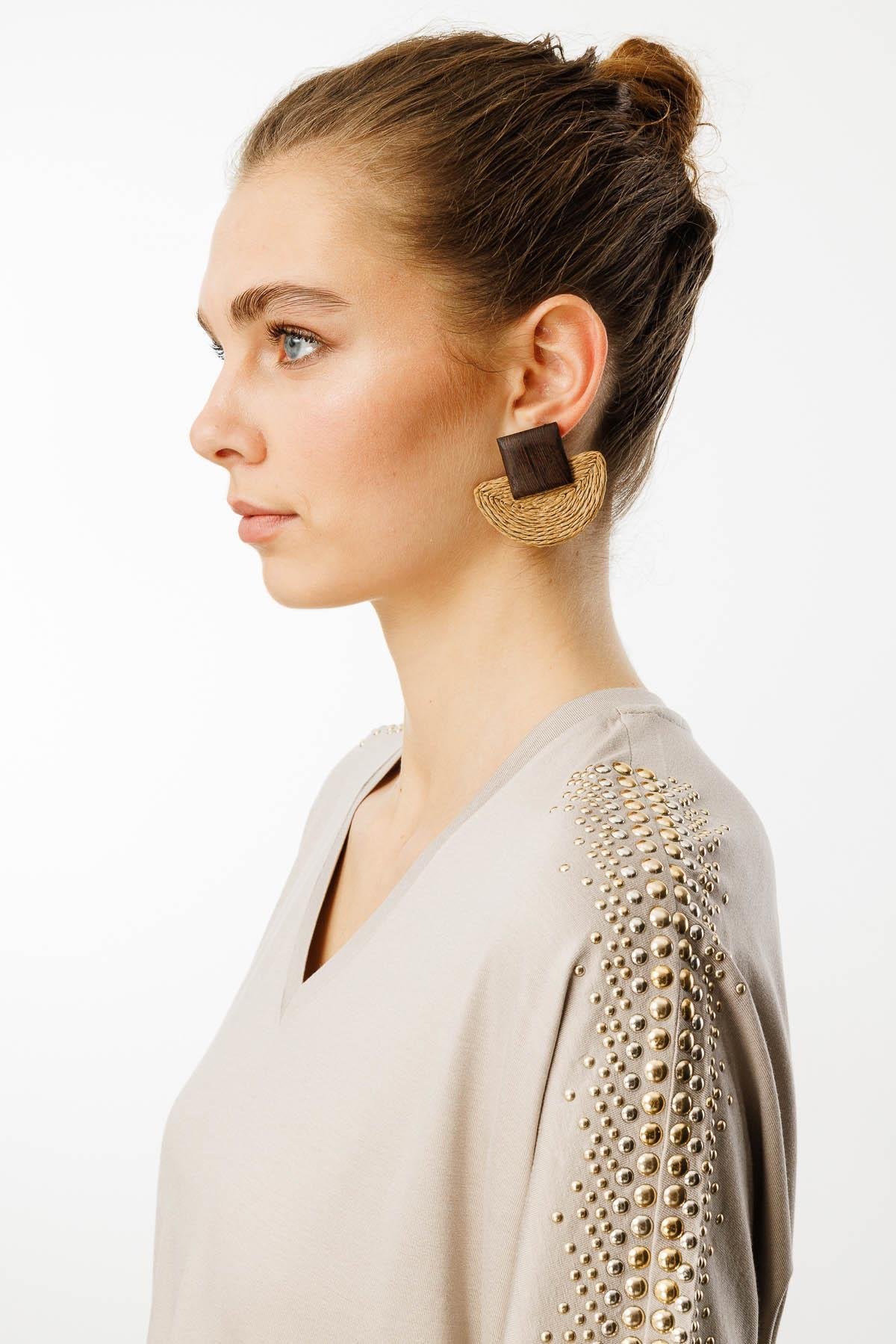 25754Kadın V Yaka Omuzları Taşlı Penye T-shirt Bej