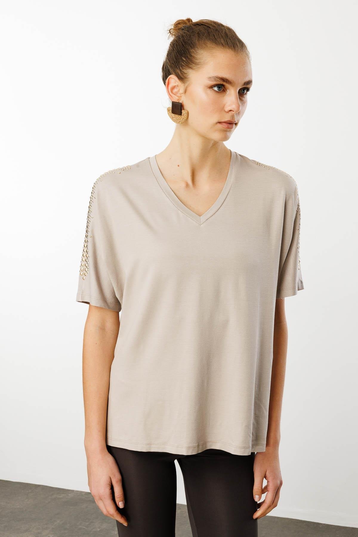25754Kadın V Yaka Omuzları Taşlı Penye T-shirt Bej