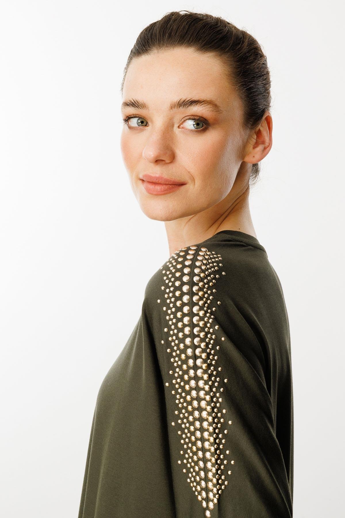 25754Kadın V Yaka Omuzları Taşlı Penye T-shirt Haki