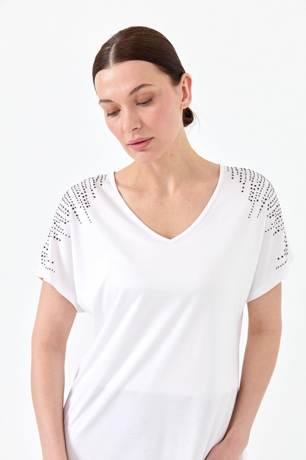 23455Kadın V Yaka Omuzları Taşlı Penye T-shirt Beyaz