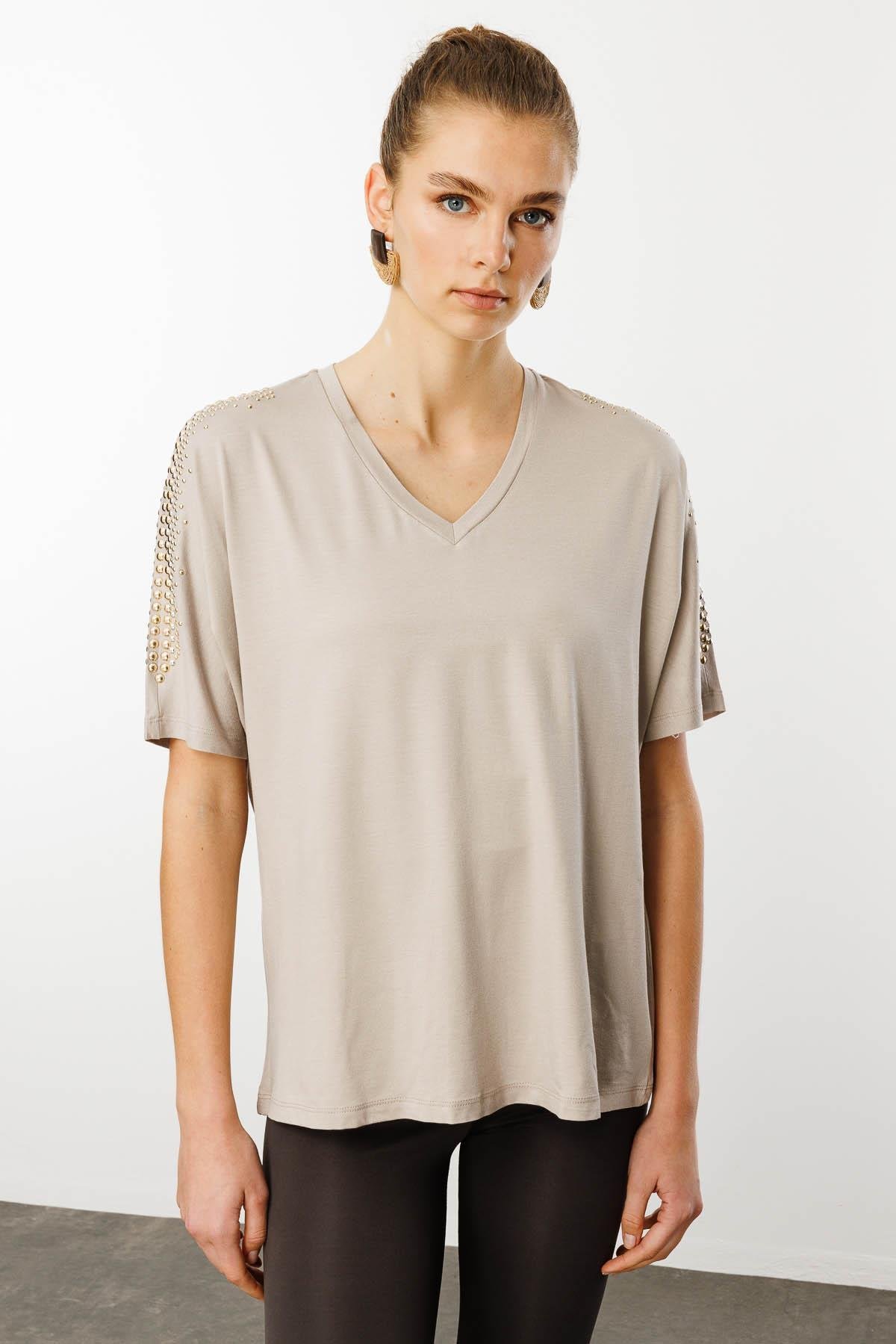 25754Kadın V Yaka Omuzları Taşlı Penye T-shirt Bej