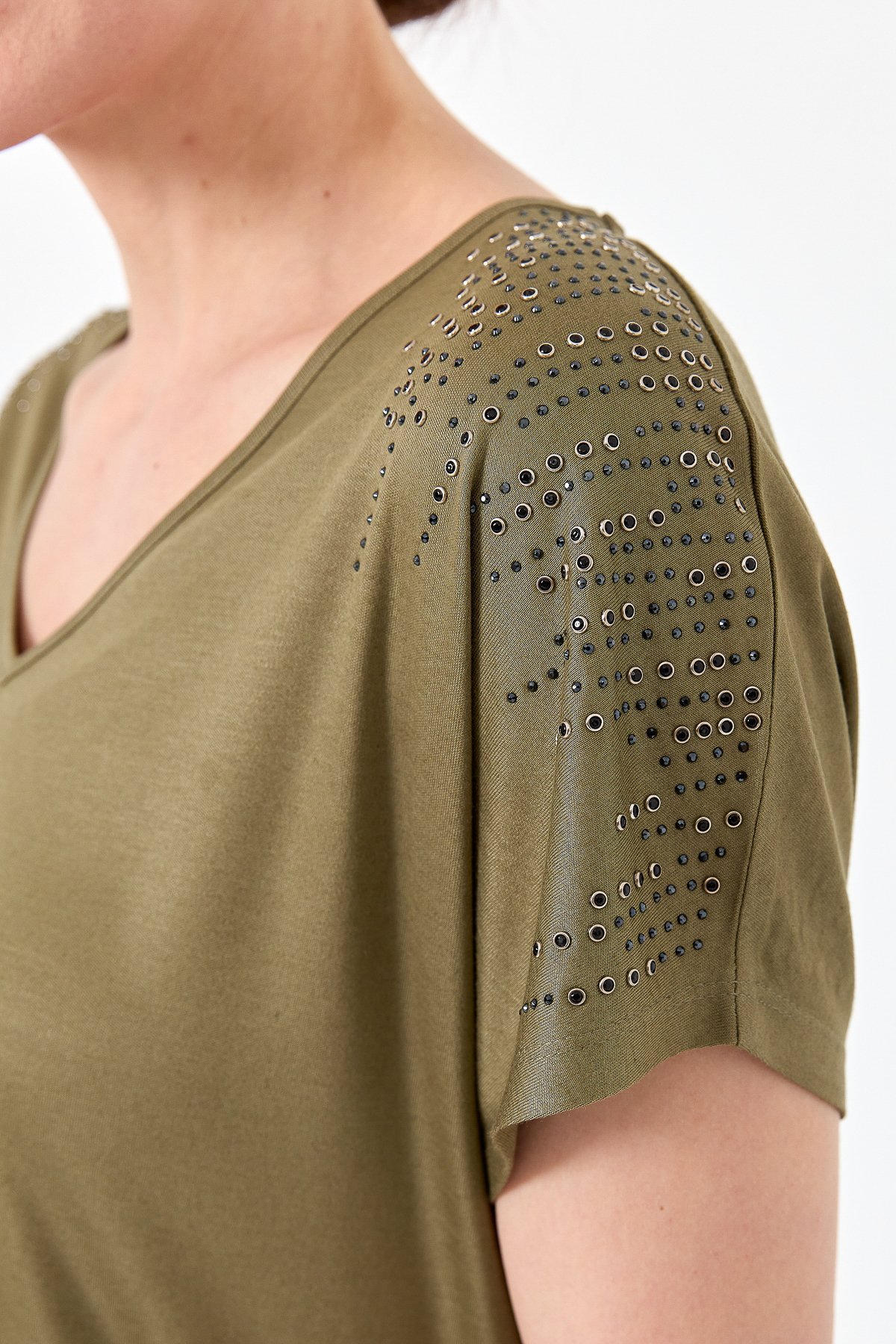 23455Kadın V Yaka Omuzları Taşlı Penye T-shirt Haki