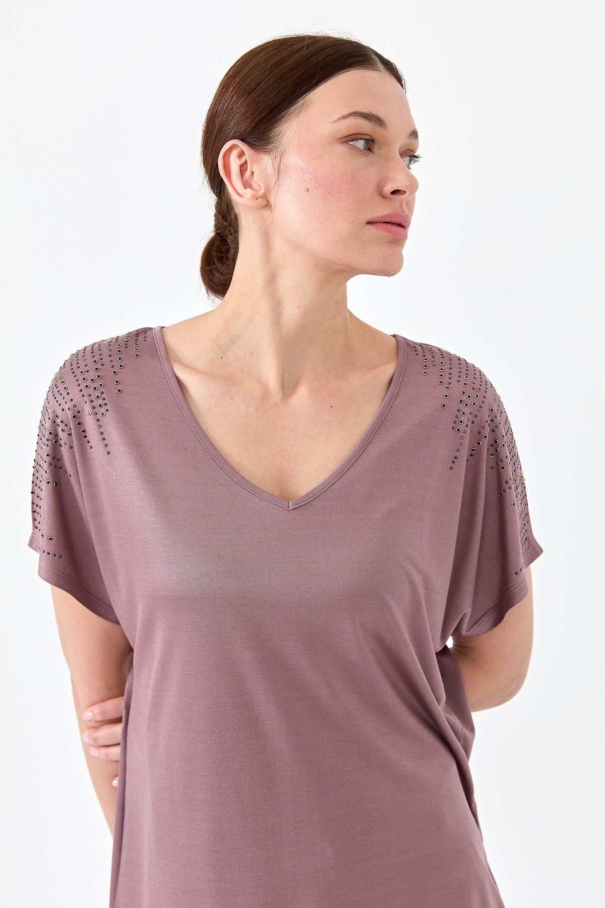 23455Kadın V Yaka Omuzları Taşlı Penye T-shirt Mürdüm