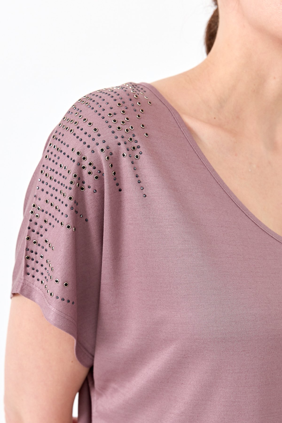 23455Kadın V Yaka Omuzları Taşlı Penye T-shirt Mürdüm