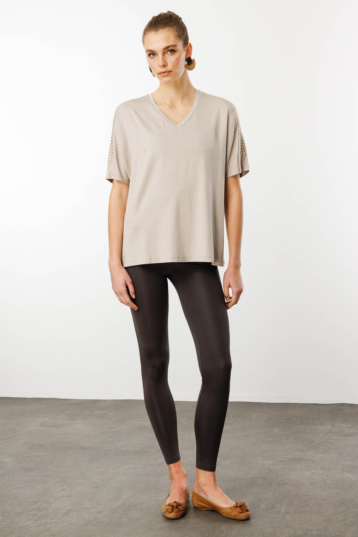 25754Kadın V Yaka Omuzları Taşlı Penye T-shirt Bej