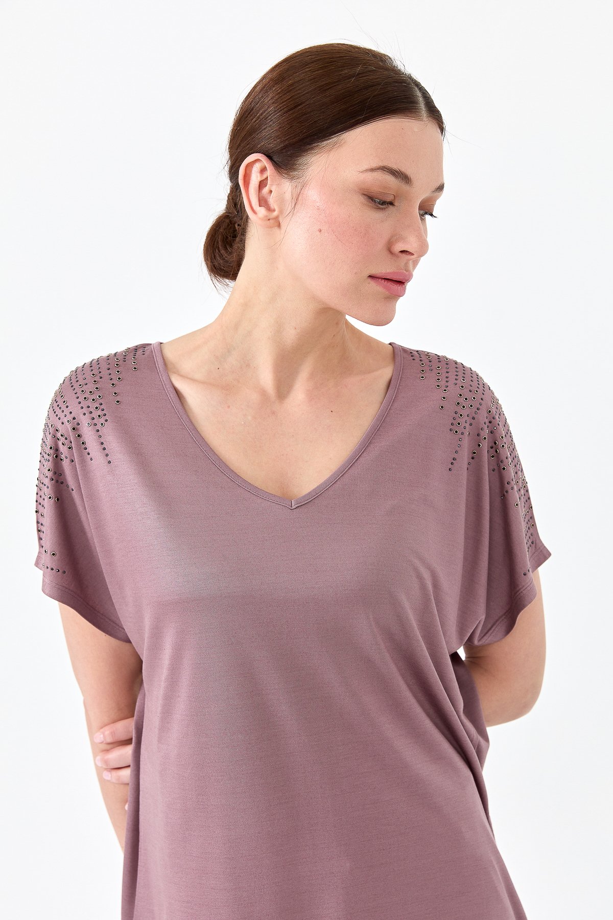 23455Kadın V Yaka Omuzları Taşlı Penye T-shirt Mürdüm