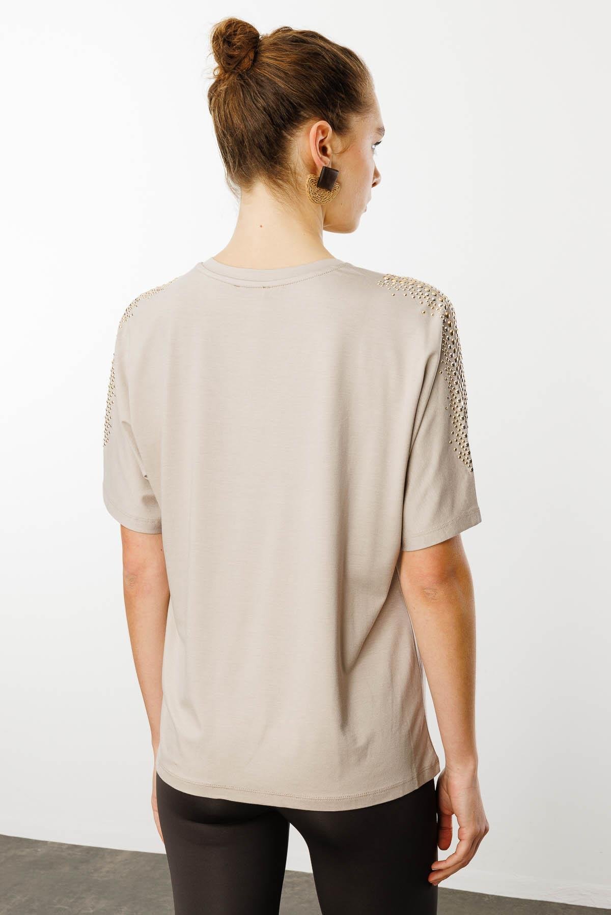 25754Kadın V Yaka Omuzları Taşlı Penye T-shirt Bej