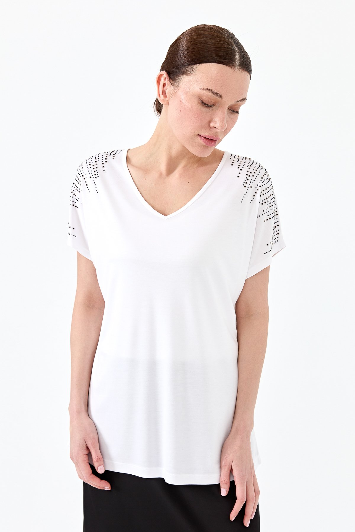 23455Kadın V Yaka Omuzları Taşlı Penye T-shirt Beyaz