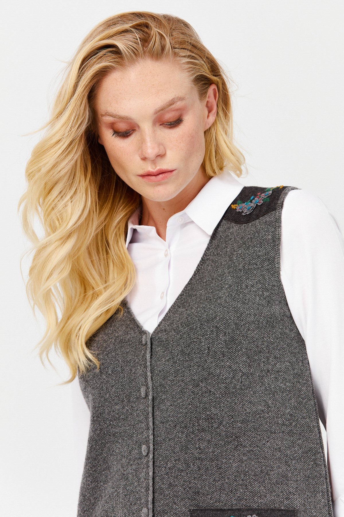 22114Женский жилет на пуговицах с v-образным вырезом и карманом на плече с отделкой , дымчатый