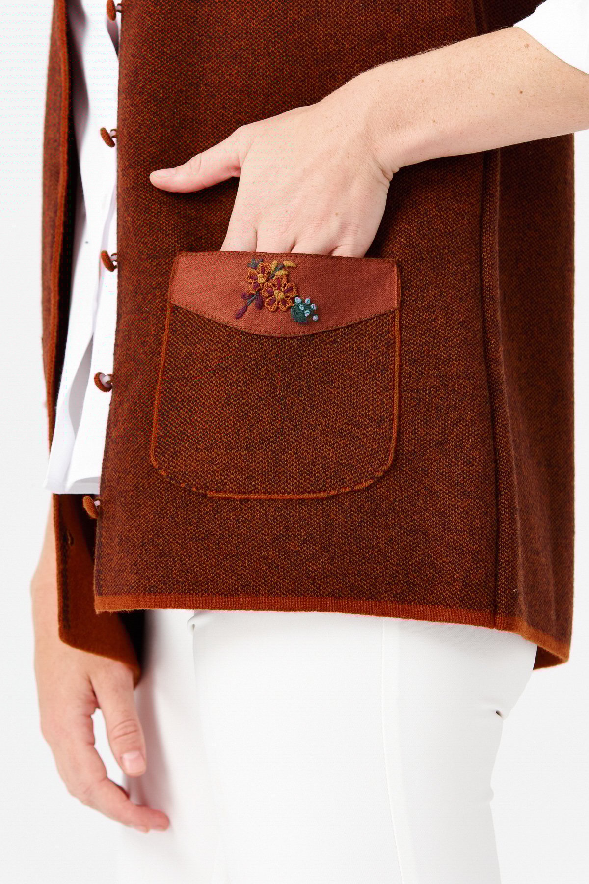 22114Женский жилет на пуговицах с v-образным вырезом и карманом на плече с отделкой , коричневый 