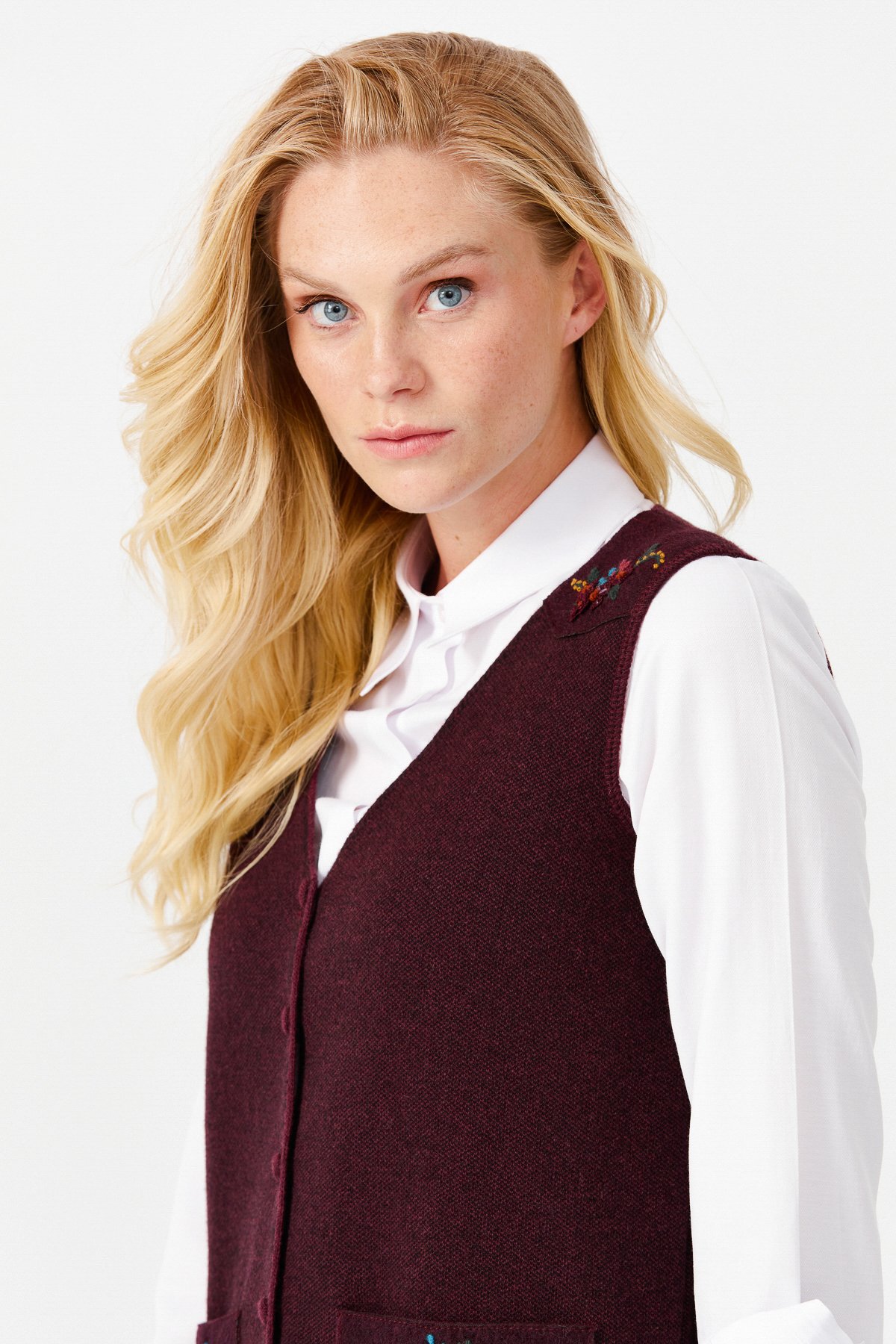 22114Женский жилет на пуговицах с v-образным вырезом и карманом на плече с отделкой , темно сливовый